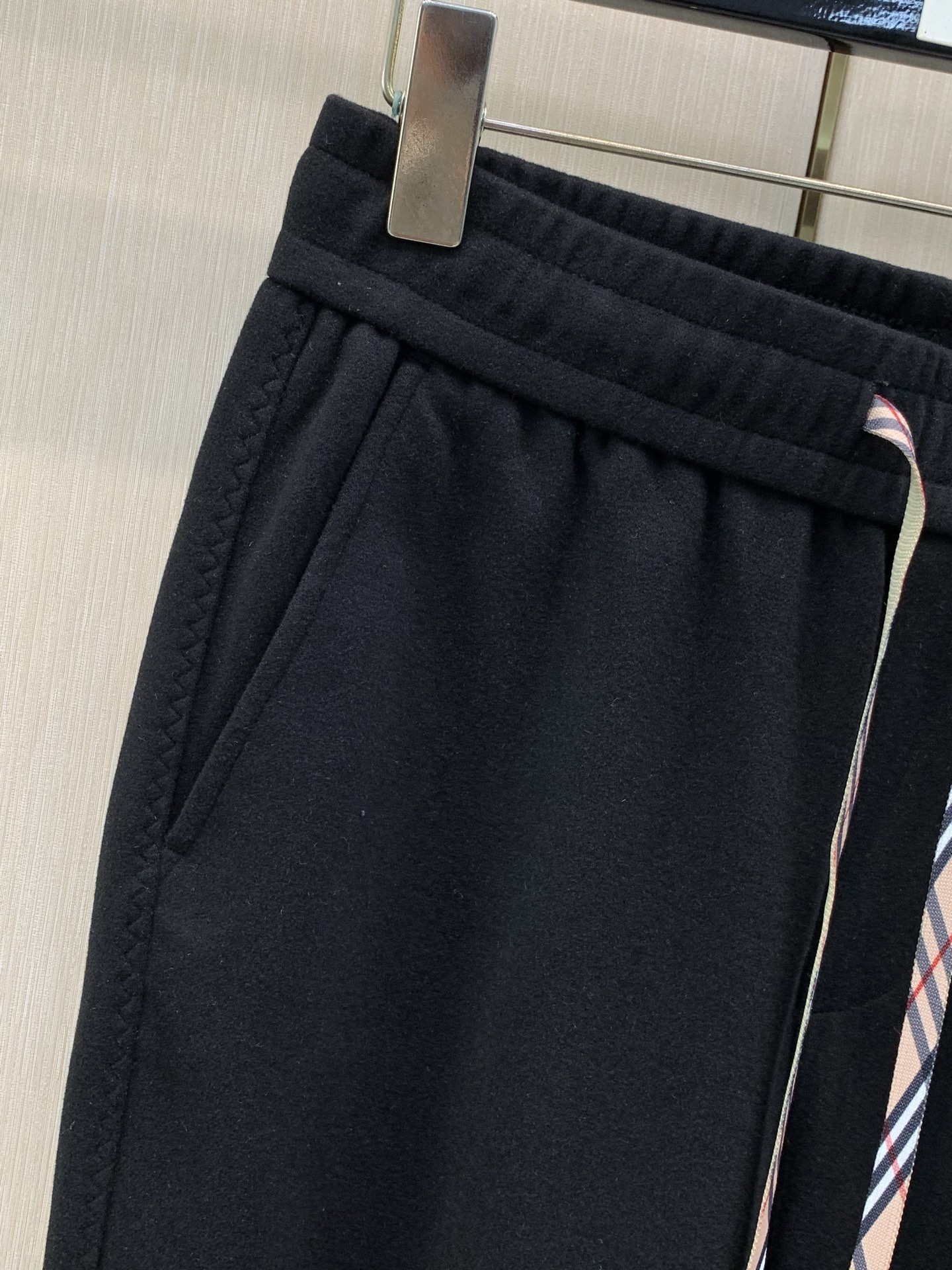 ，Burberry 巴宝莉，2026秋季最新品，专柜同步有售，原单狠货，时尚休闲裤，进口原版面料，上身舒适透气，顶级刺绣