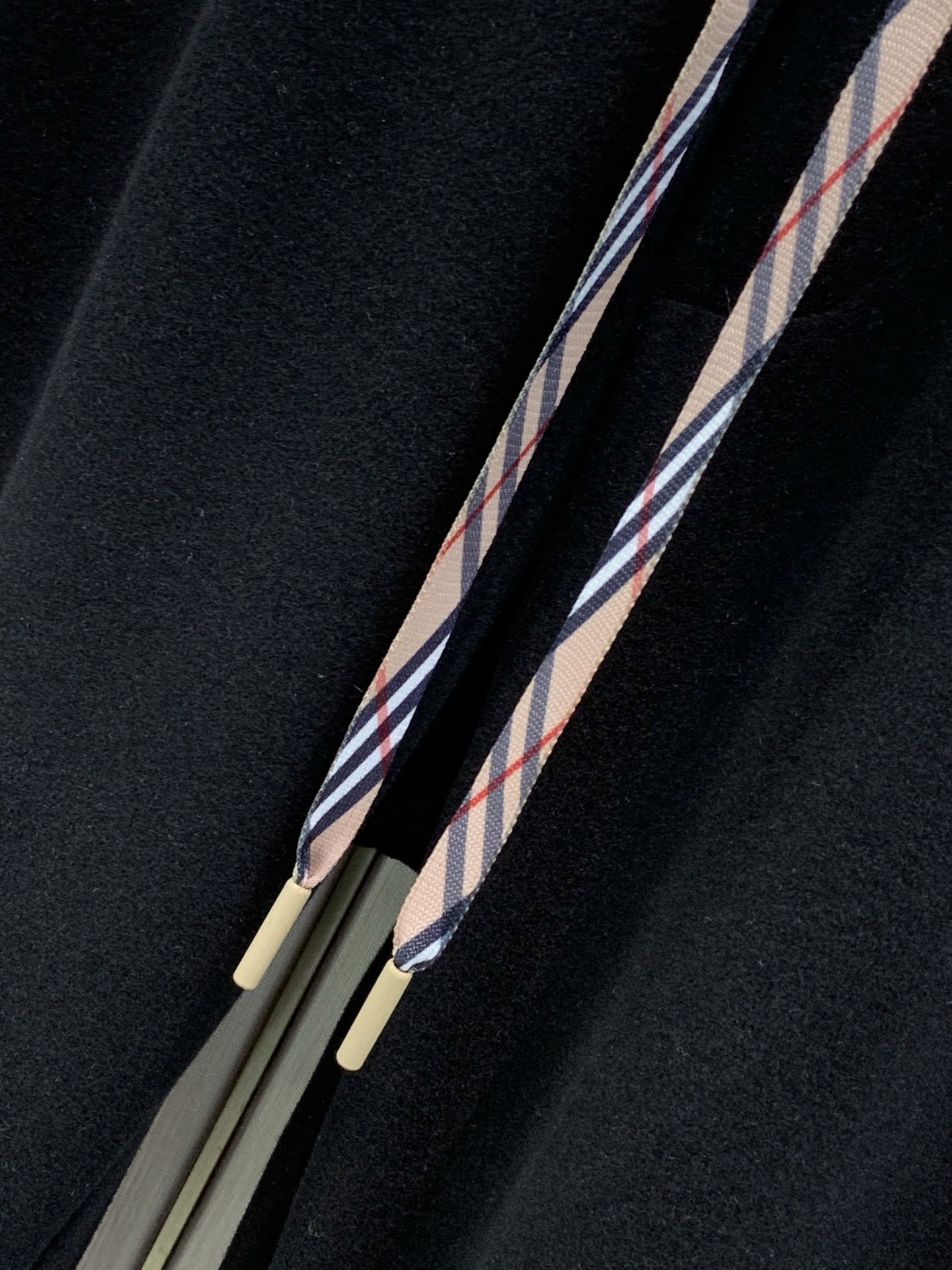 ，Burberry 巴宝莉，2026秋季最新品，专柜同步有售，原单狠货，时尚休闲裤，进口原版面料，上身舒适透气，顶级刺绣