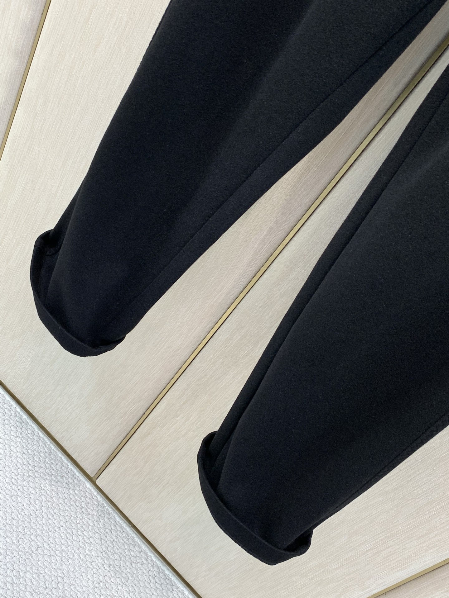 ，Burberry 巴宝莉，2026秋季最新品，专柜同步有售，原单狠货，时尚休闲裤，进口原版面料，上身舒适透气，顶级刺绣