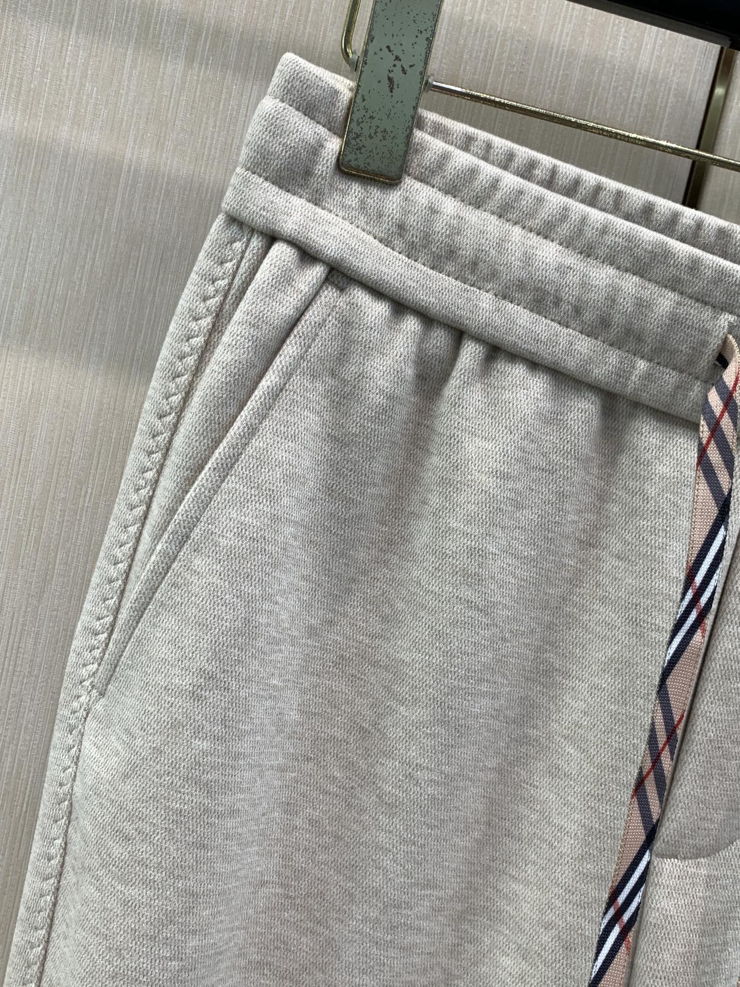 ，Burberry 巴宝莉，2026秋季最新品，专柜同步有售，原单狠货，时尚休闲裤，进口原版面料，上身舒适透气，顶级刺绣
