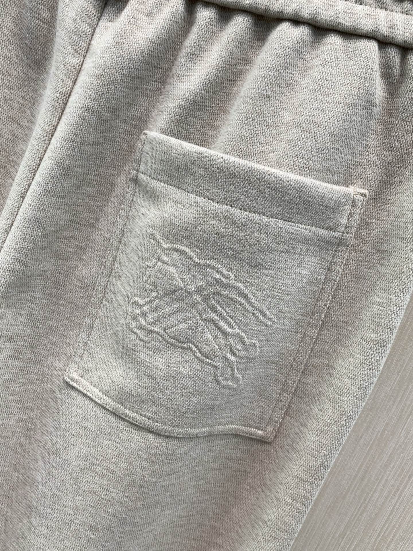 ，Burberry 巴宝莉，2026秋季最新品，专柜同步有售，原单狠货，时尚休闲裤，进口原版面料，上身舒适透气，顶级刺绣