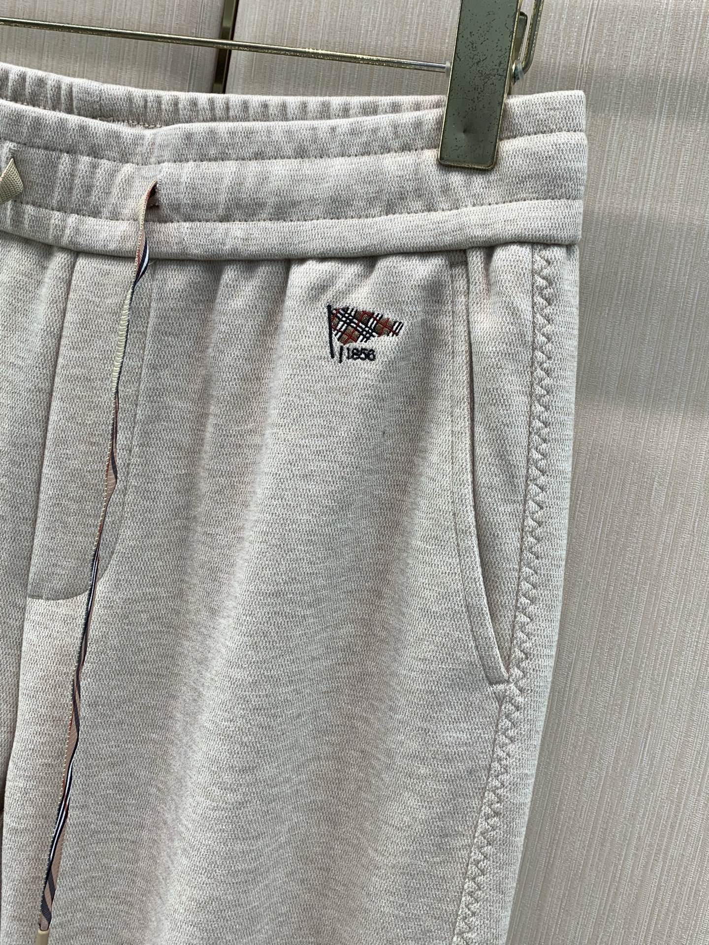 ，Burberry 巴宝莉，2026秋季最新品，专柜同步有售，原单狠货，时尚休闲裤，进口原版面料，上身舒适透气，顶级刺绣