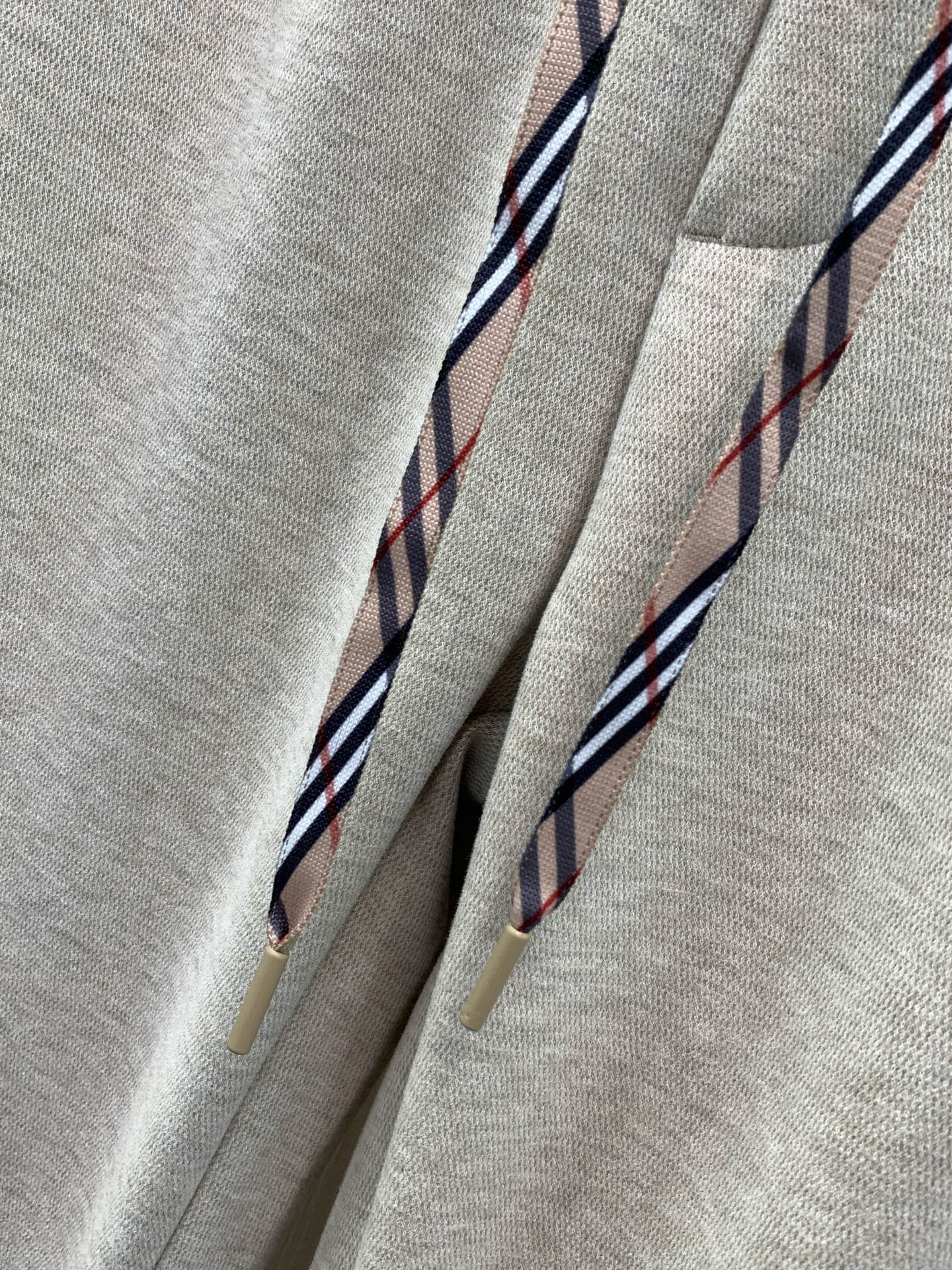 ，Burberry 巴宝莉，2026秋季最新品，专柜同步有售，原单狠货，时尚休闲裤，进口原版面料，上身舒适透气，顶级刺绣