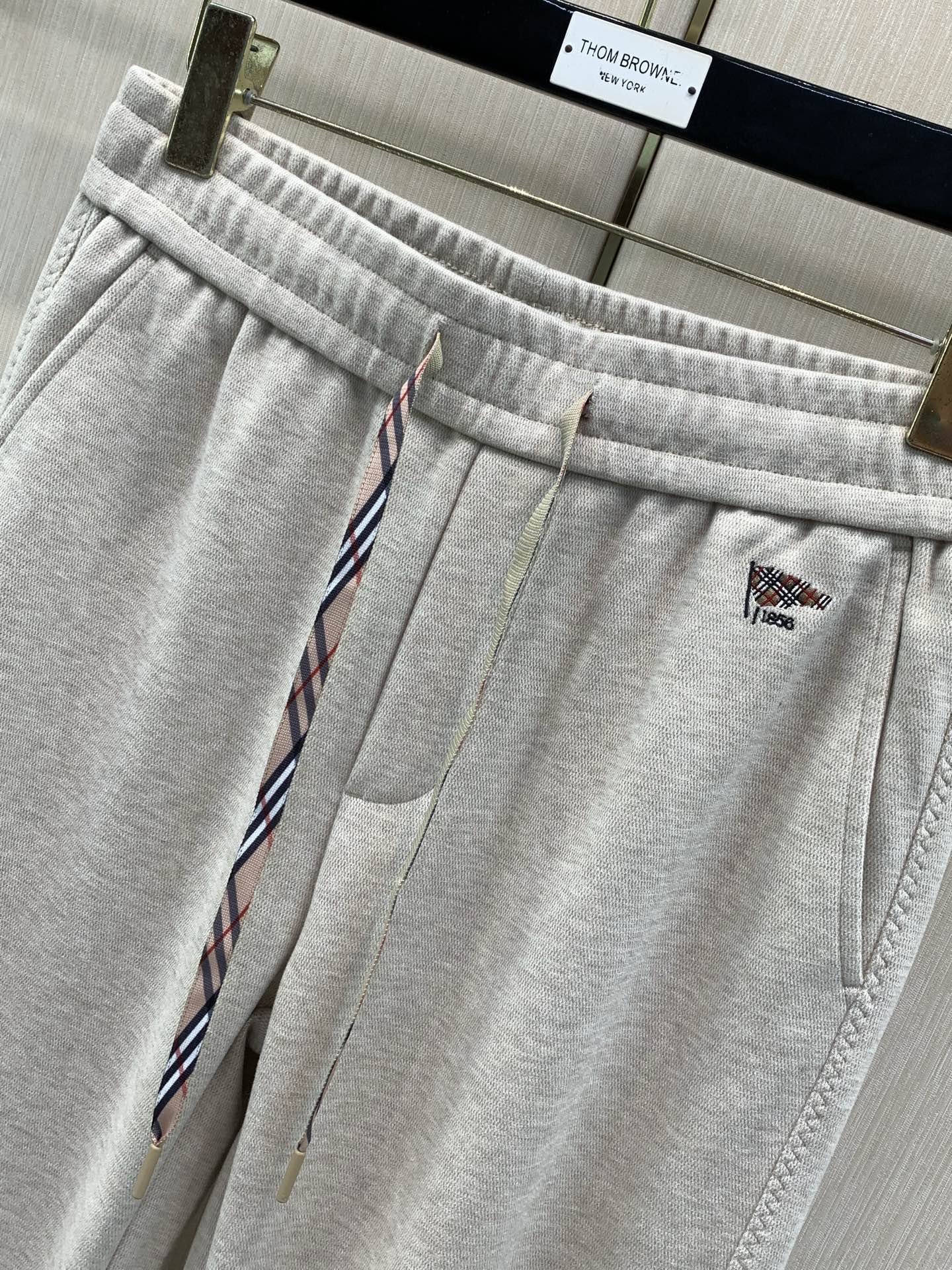 ，Burberry 巴宝莉，2026秋季最新品，专柜同步有售，原单狠货，时尚休闲裤，进口原版面料，上身舒适透气，顶级刺绣