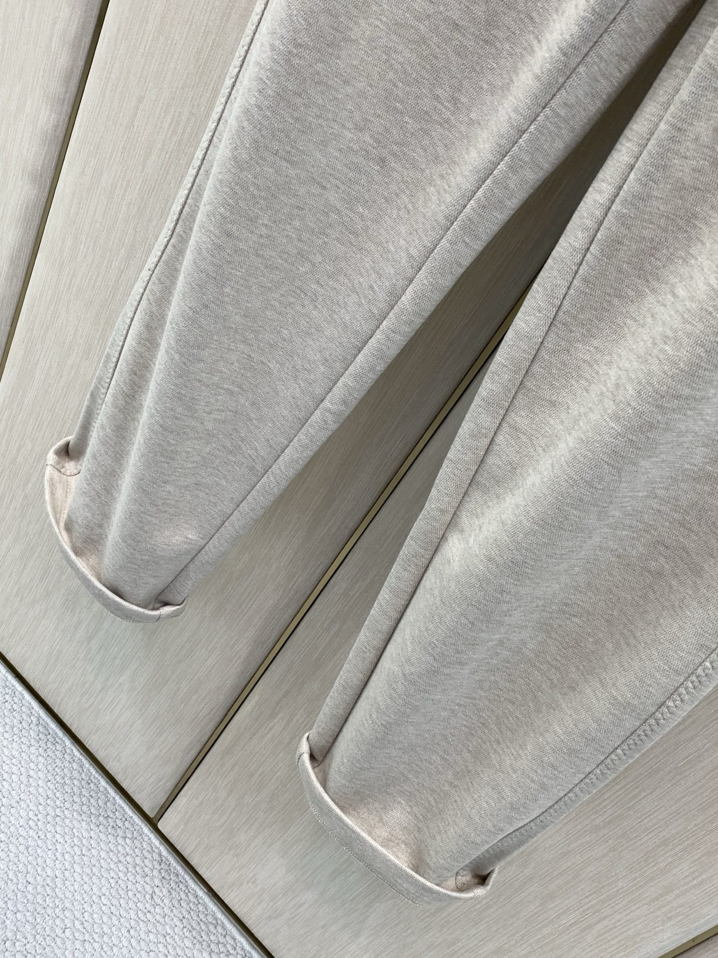 ，Burberry 巴宝莉，2026秋季最新品，专柜同步有售，原单狠货，时尚休闲裤，进口原版面料，上身舒适透气，顶级刺绣