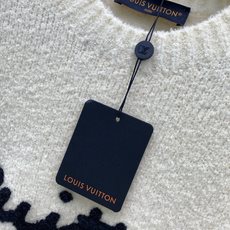 ,LouisVuitton 路易威登,2026冬季最新款,专柜同步有售,原单狠货,时尚休闲圆领长袖针织毛衣,上身很有特点 ,LouisVuitton 路易威登,2026冬季最新款,专柜同步有售,原单狠货,时尚休闲圆领长袖针织毛衣,上身很有特点