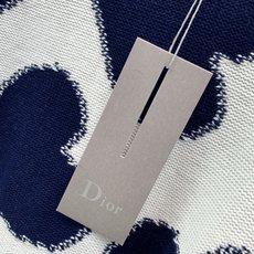 ,Dior 迪奥, 2026冬季新品,专柜同步有售,简约时尚休闲圆领长袖针织毛衣,原版进口面料,舒适透气,顶级刺绣🪡工艺 ,Dior 迪奥, 2026冬季新品,专柜同步有售,简约时尚休闲圆领长袖针织毛衣,原版进口面料,舒适透气,顶级刺绣🪡工艺