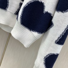 ,Dior 迪奥, 2026冬季新品,专柜同步有售,简约时尚休闲圆领长袖针织毛衣,原版进口面料,舒适透气,顶级刺绣🪡工艺 ,Dior 迪奥, 2026冬季新品,专柜同步有售,简约时尚休闲圆领长袖针织毛衣,原版进口面料,舒适透气,顶级刺绣🪡工艺