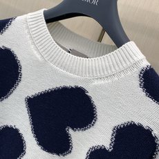 ,Dior 迪奥, 2026冬季新品,专柜同步有售,简约时尚休闲圆领长袖针织毛衣,原版进口面料,舒适透气,顶级刺绣🪡工艺 ,Dior 迪奥, 2026冬季新品,专柜同步有售,简约时尚休闲圆领长袖针织毛衣,原版进口面料,舒适透气,顶级刺绣🪡工艺