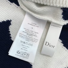 ,Dior 迪奥, 2026冬季新品,专柜同步有售,简约时尚休闲圆领长袖针织毛衣,原版进口面料,舒适透气,顶级刺绣🪡工艺 ,Dior 迪奥, 2026冬季新品,专柜同步有售,简约时尚休闲圆领长袖针织毛衣,原版进口面料,舒适透气,顶级刺绣🪡工艺