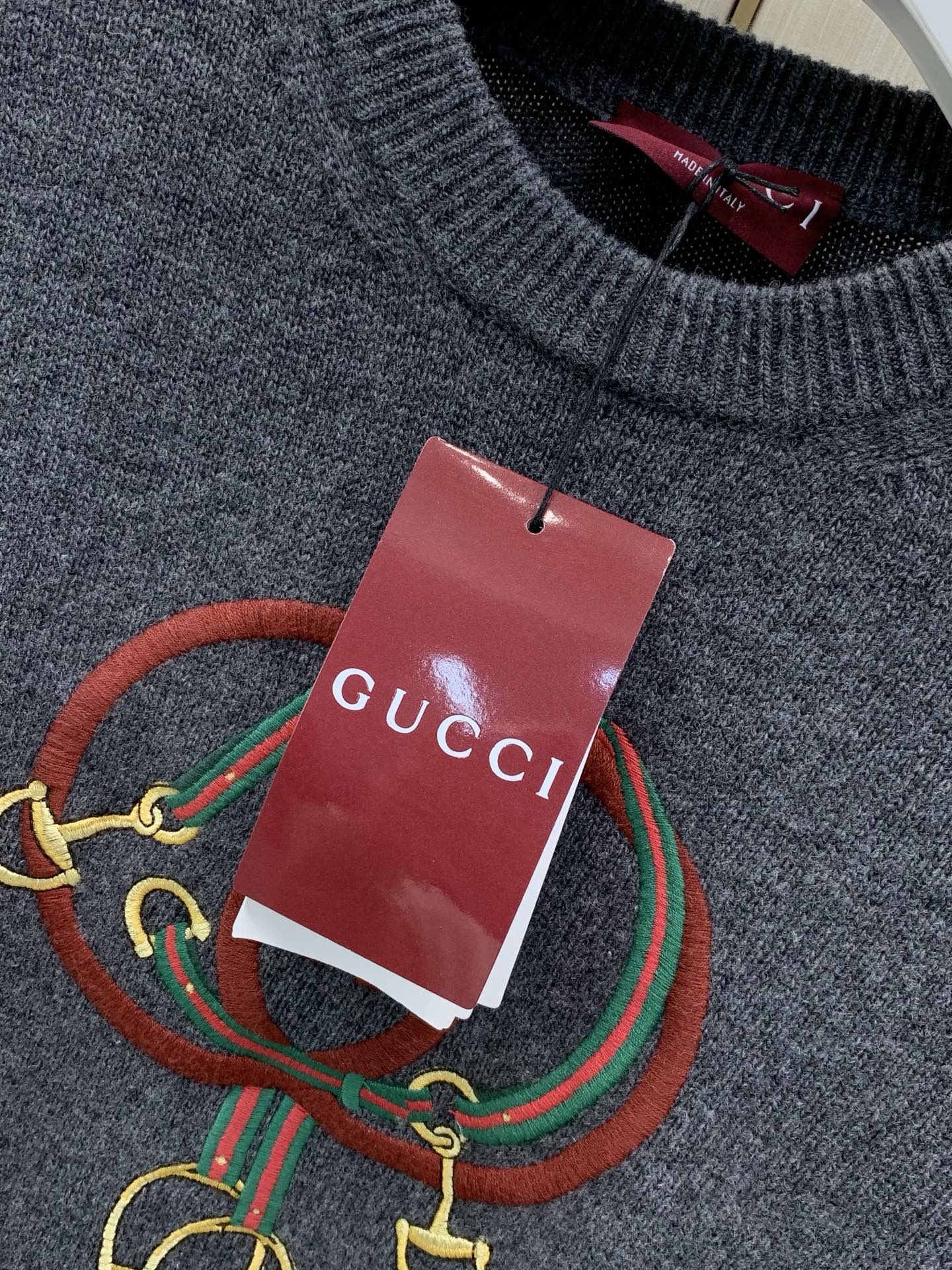 ，Gucci 古驰，2026秋冬最新款，专柜同步有售，原单狠货，时尚休闲圆领长袖针织毛衣，上身很有特点！吸睛而有亮点，进