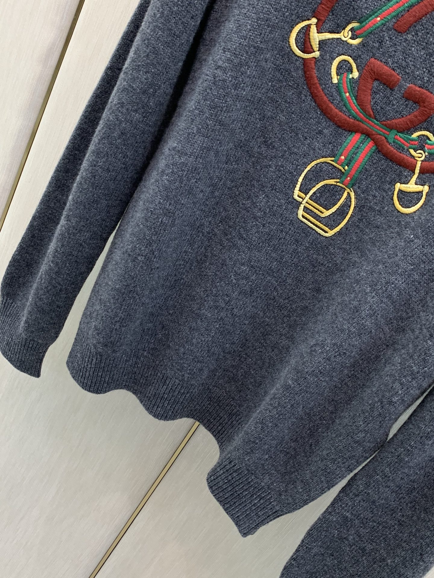 ，Gucci 古驰，2026秋冬最新款，专柜同步有售，原单狠货，时尚休闲圆领长袖针织毛衣，上身很有特点！吸睛而有亮点，进
