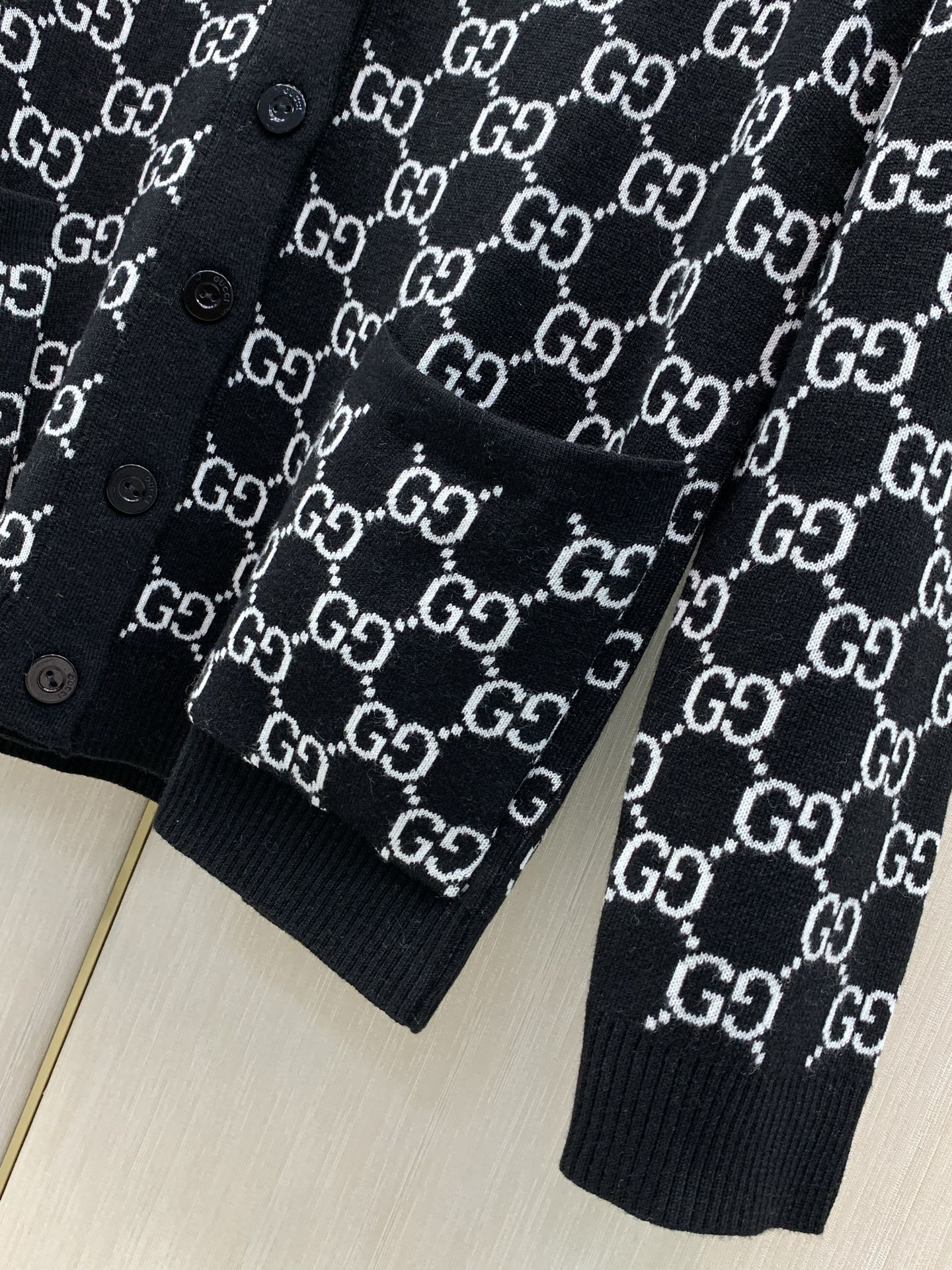 ,Gucci 古驰,2026秋季最新款,专柜同步有售,原单狠货,时尚休闲针织开衫毛衣,上身很有特点!吸睛而有亮点,进口原 ,Gucci 古驰,2026秋季最新款,专柜同步有售,原单狠货,时尚休闲针织开衫毛衣,上身很有特点!吸睛而有亮点,进口原