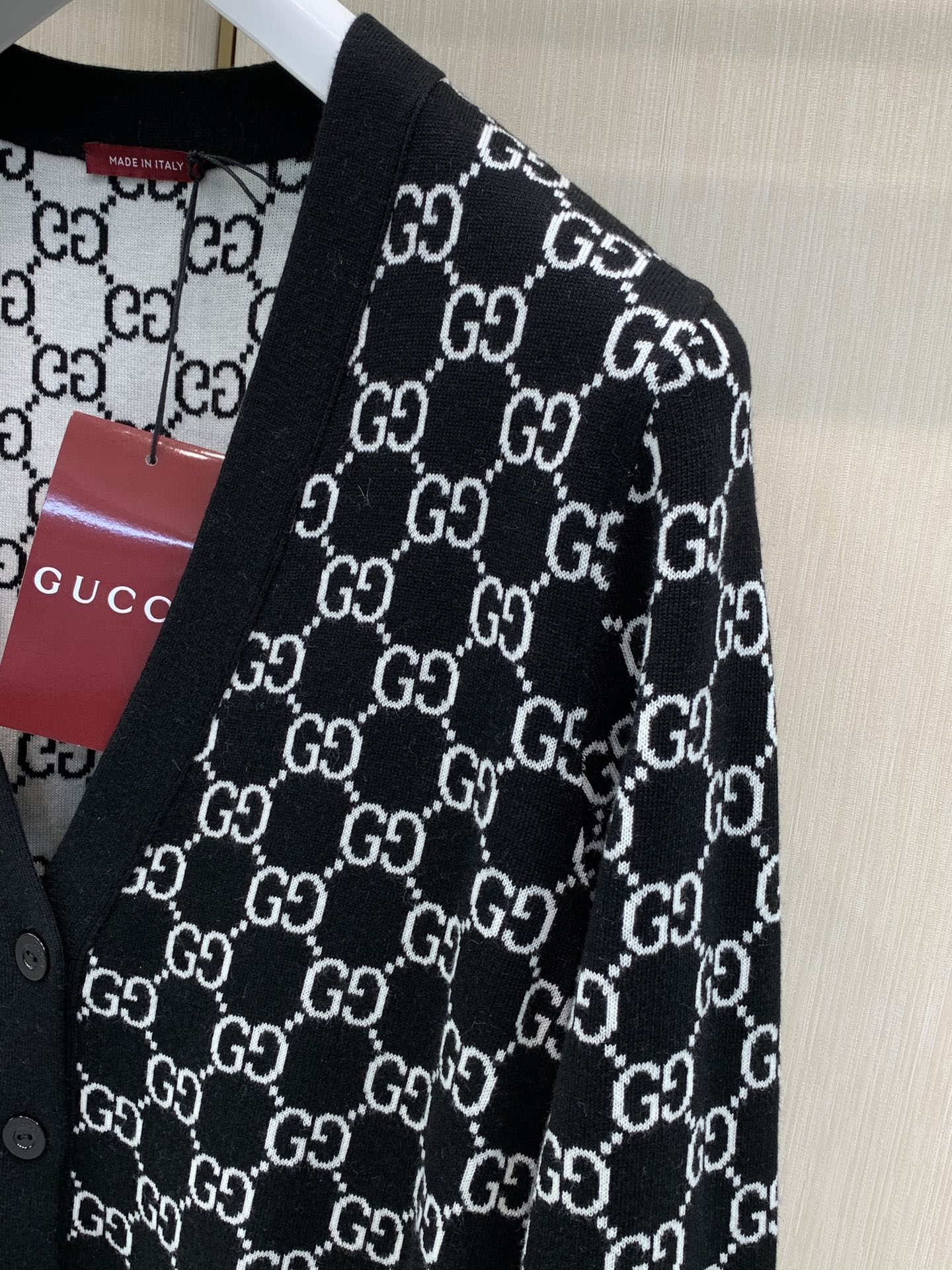 ,Gucci 古驰,2026秋季最新款,专柜同步有售,原单狠货,时尚休闲针织开衫毛衣,上身很有特点!吸睛而有亮点,进口原 ,Gucci 古驰,2026秋季最新款,专柜同步有售,原单狠货,时尚休闲针织开衫毛衣,上身很有特点!吸睛而有亮点,进口原