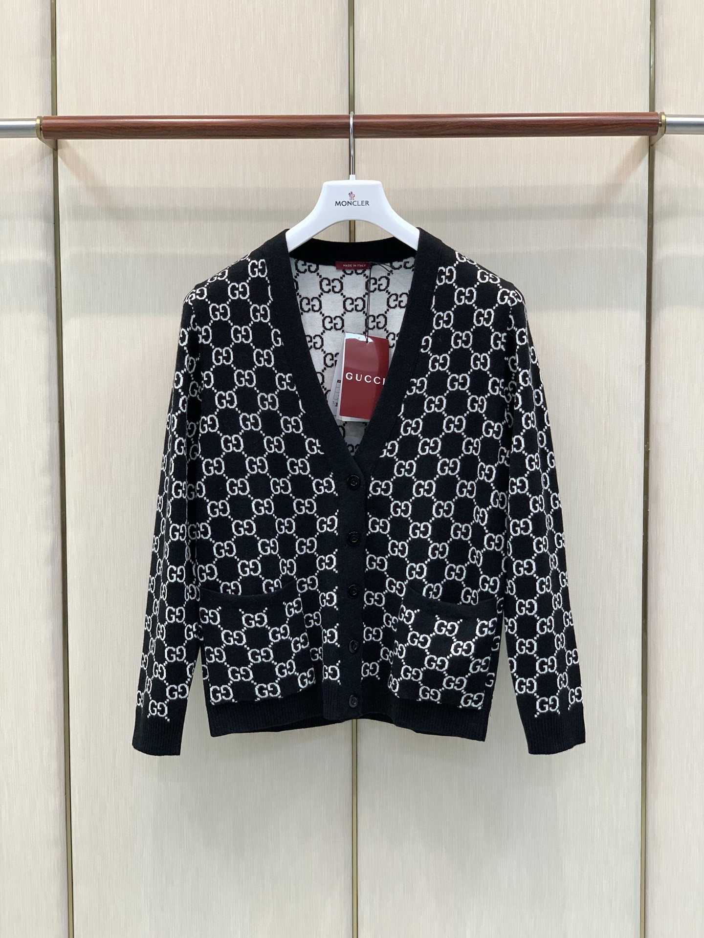 ,Gucci 古驰,2026秋季最新款,专柜同步有售,原单狠货,时尚休闲针织开衫毛衣,上身很有特点!吸睛而有亮点,进口原 ,Gucci 古驰,2026秋季最新款,专柜同步有售,原单狠货,时尚休闲针织开衫毛衣,上身很有特点!吸睛而有亮点,进口原
