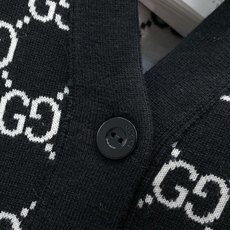 ,Gucci 古驰,2026秋季最新款,专柜同步有售,原单狠货,时尚休闲针织开衫毛衣,上身很有特点!吸睛而有亮点,进口原 ,Gucci 古驰,2026秋季最新款,专柜同步有售,原单狠货,时尚休闲针织开衫毛衣,上身很有特点!吸睛而有亮点,进口原