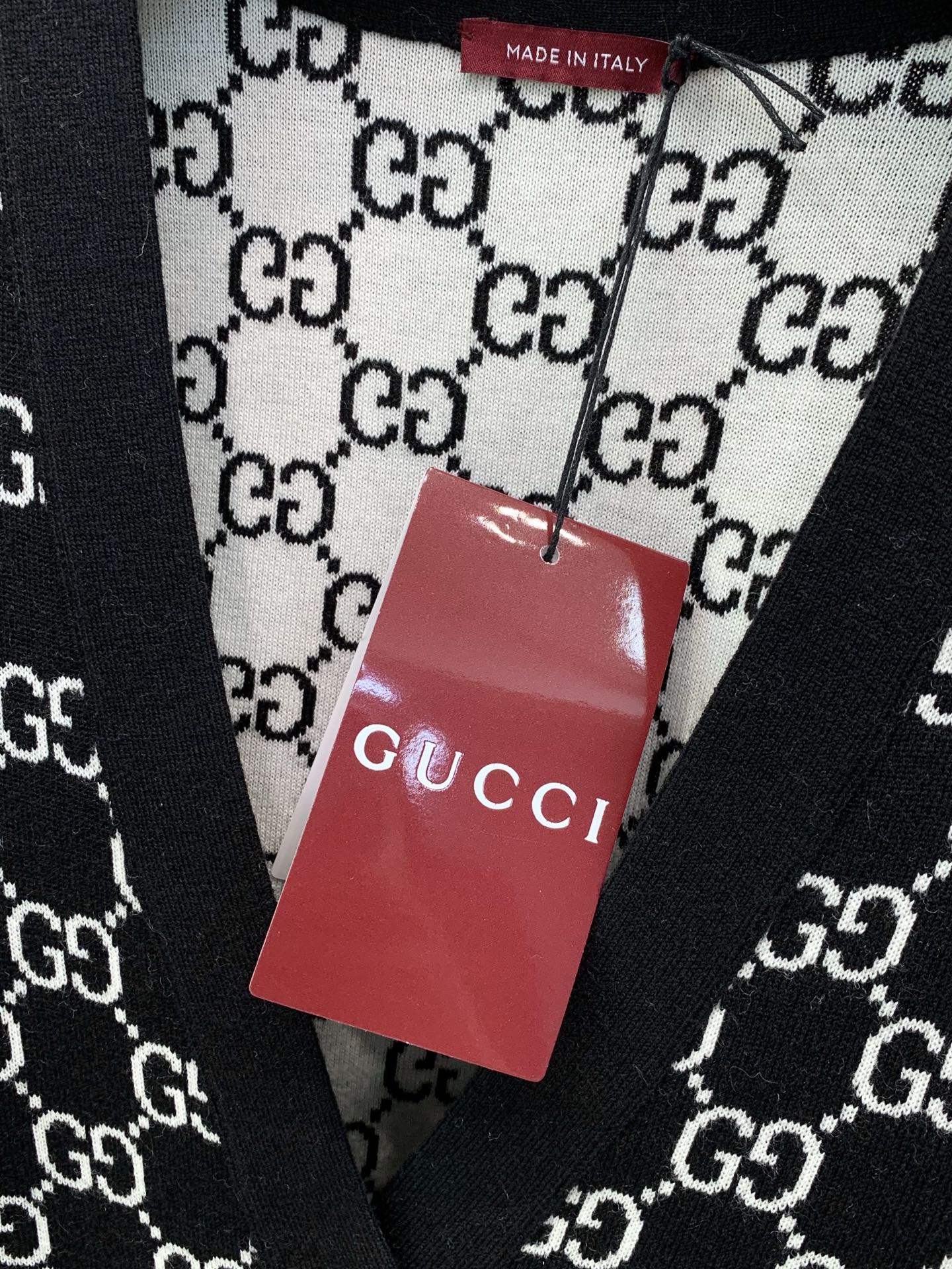 ,Gucci 古驰,2026秋季最新款,专柜同步有售,原单狠货,时尚休闲针织开衫毛衣,上身很有特点!吸睛而有亮点,进口原 ,Gucci 古驰,2026秋季最新款,专柜同步有售,原单狠货,时尚休闲针织开衫毛衣,上身很有特点!吸睛而有亮点,进口原