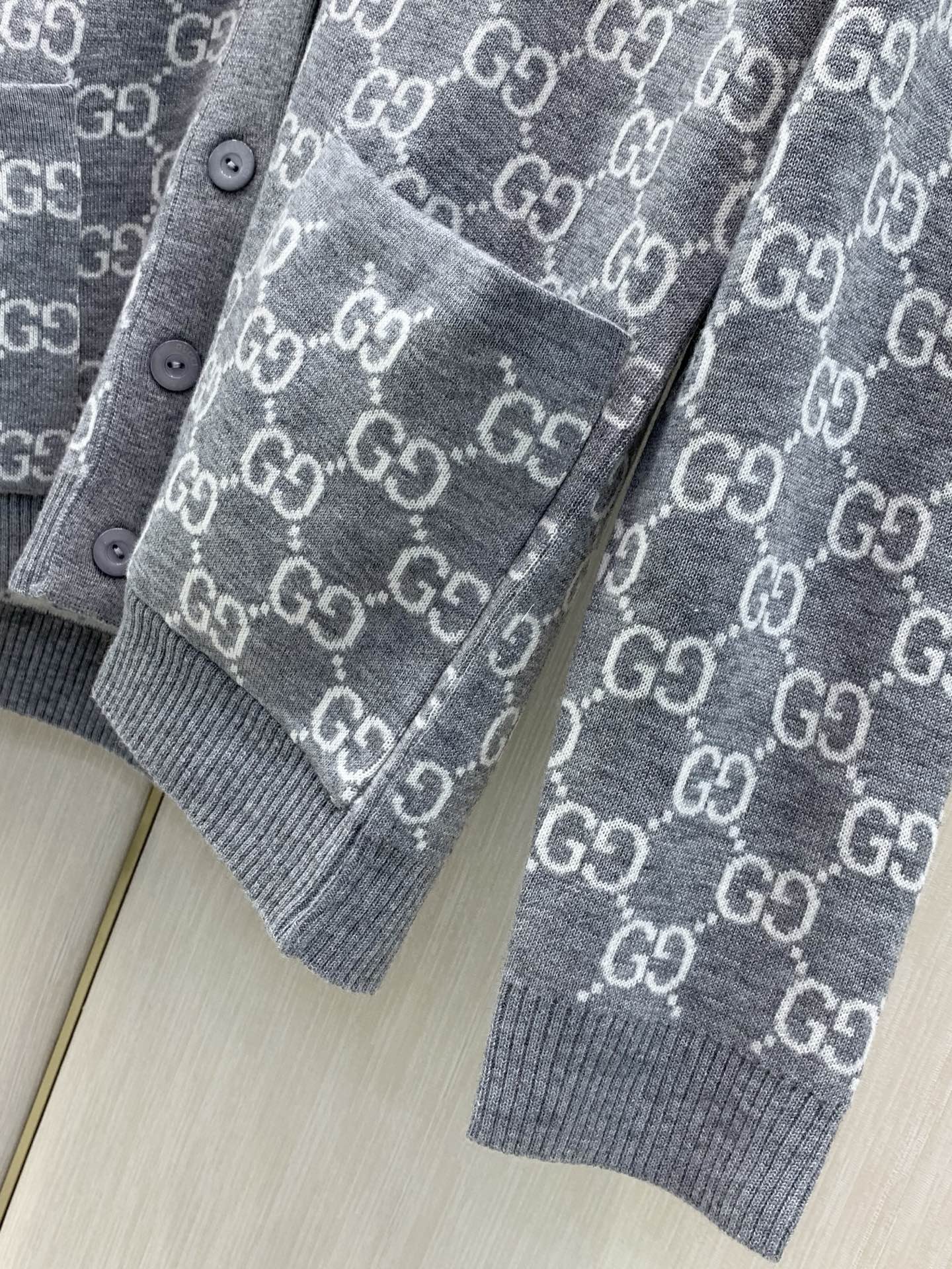 ，Gucci 古驰，2026秋季最新款，专柜同步有售，原单狠货，时尚休闲针织开衫毛衣，上身很有特点！吸睛而有亮点，进口原