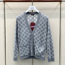 ,Gucci 古驰,2026秋季最新款,专柜同步有售,原单狠货,时尚休闲针织开衫毛衣,上身很有特点!吸睛而有亮点,进口原 ,Gucci 古驰,2026秋季最新款,专柜同步有售,原单狠货,时尚休闲针织开衫毛衣,上身很有特点!吸睛而有亮点,进口原