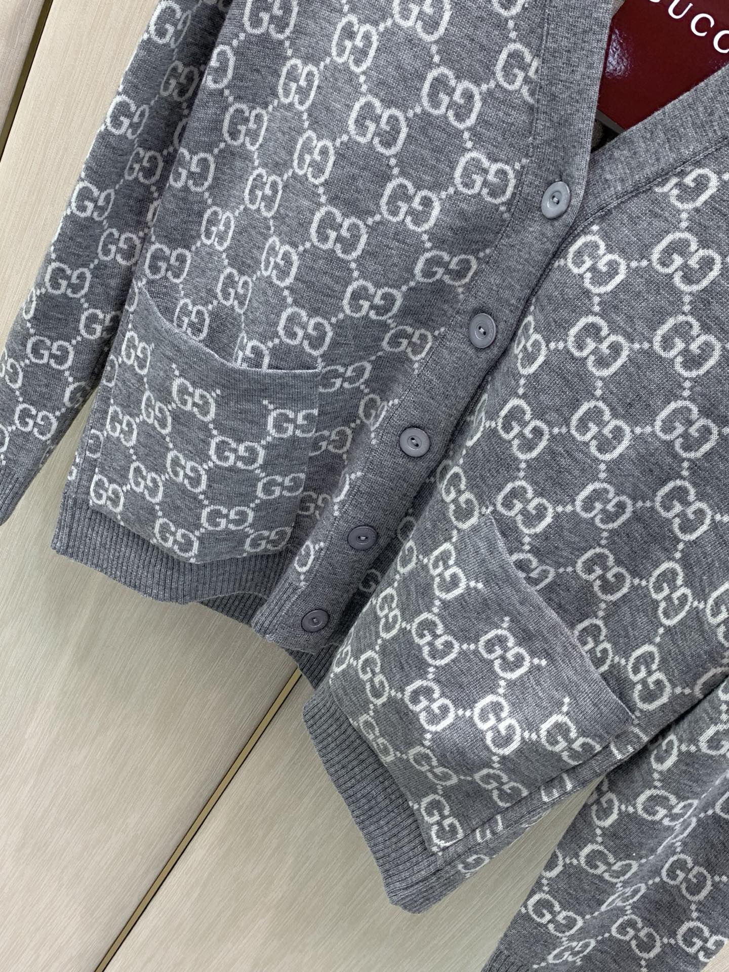 ，Gucci 古驰，2026秋季最新款，专柜同步有售，原单狠货，时尚休闲针织开衫毛衣，上身很有特点！吸睛而有亮点，进口原
