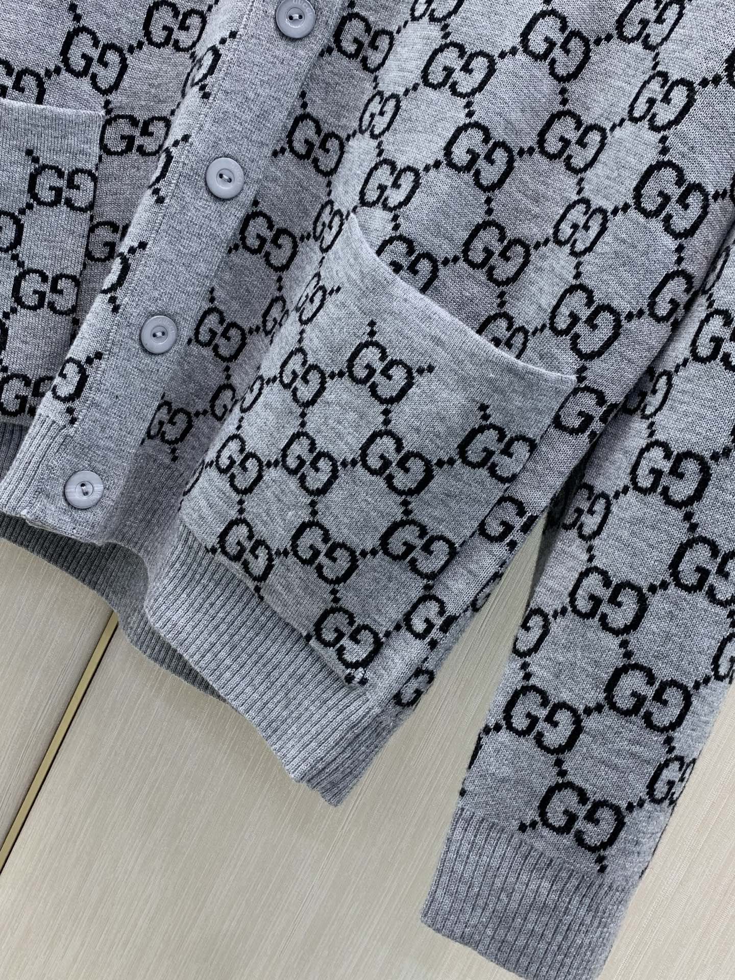，Gucci 古驰，2026秋季最新款，专柜同步有售，原单狠货，时尚休闲针织开衫毛衣，上身很有特点！吸睛而有亮点，进口原
