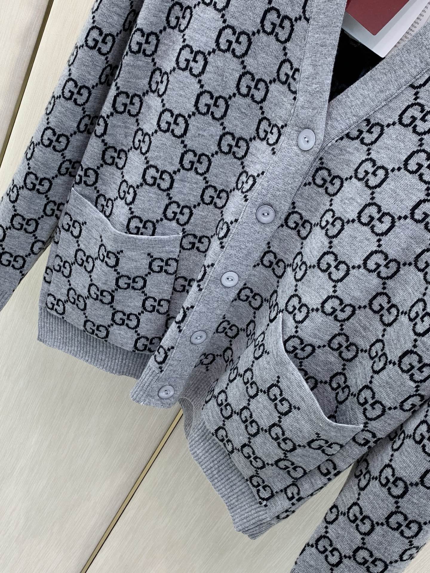 ，Gucci 古驰，2026秋季最新款，专柜同步有售，原单狠货，时尚休闲针织开衫毛衣，上身很有特点！吸睛而有亮点，进口原
