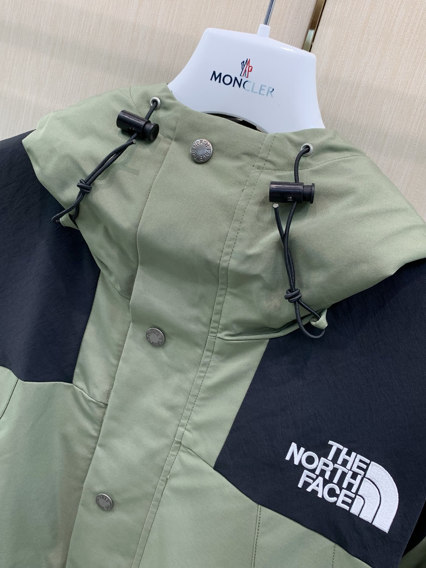 ，The North Face®北面 ，2026AW秋冬新品，时尚休闲连帽外套，专柜同步有售，原单狠货，采用进口原版面料