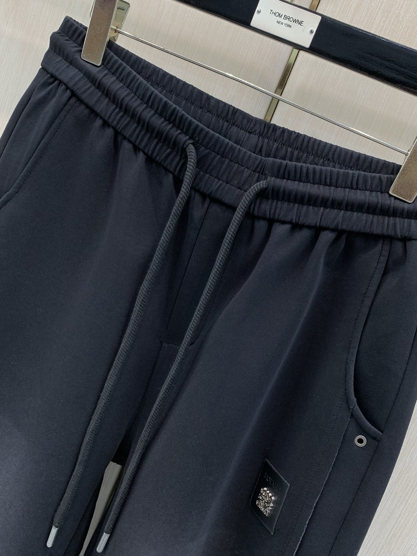 ，Loewe罗意威，2026春秋新品，专柜同步有售，原单狠货，时尚休闲裤，采用进口原版面料，顶级印花工艺字母图案logo