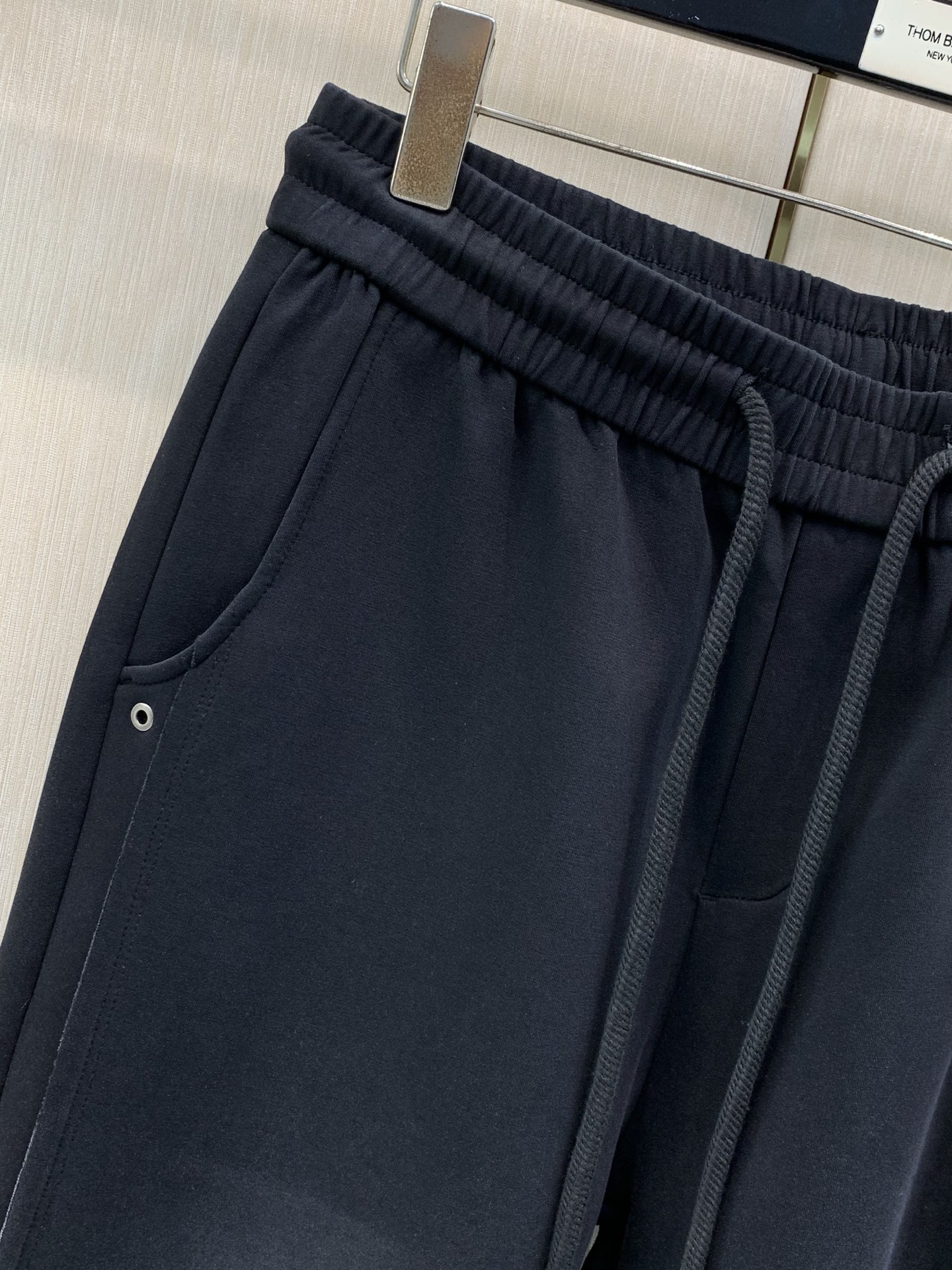 ，Loewe罗意威，2026春秋新品，专柜同步有售，原单狠货，时尚休闲裤，采用进口原版面料，顶级印花工艺字母图案logo