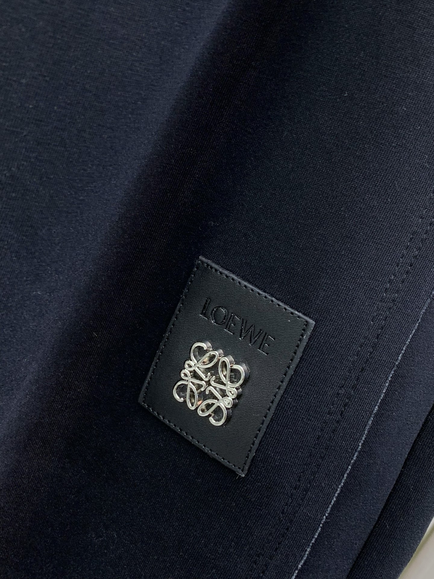 ，Loewe罗意威，2026春秋新品，专柜同步有售，原单狠货，时尚休闲裤，采用进口原版面料，顶级印花工艺字母图案logo