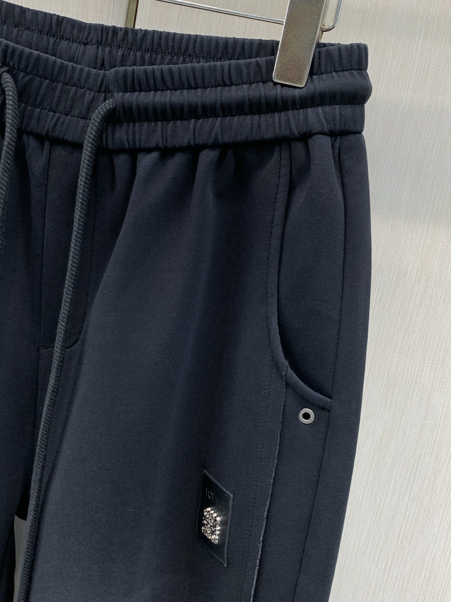 ，Loewe罗意威，2026春秋新品，专柜同步有售，原单狠货，时尚休闲裤，采用进口原版面料，顶级印花工艺字母图案logo