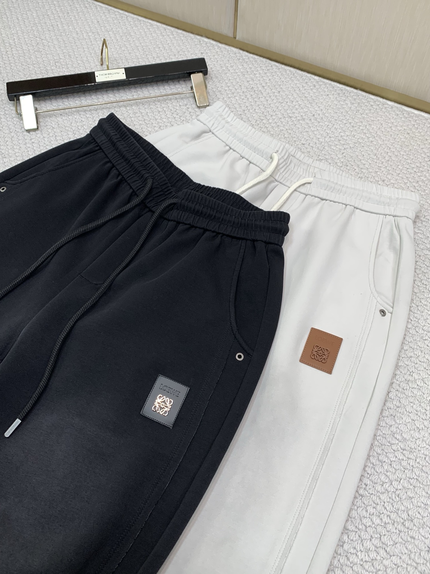 ，Loewe罗意威，2026春秋新品，专柜同步有售，原单狠货，时尚休闲裤，采用进口原版面料，顶级印花工艺字母图案logo