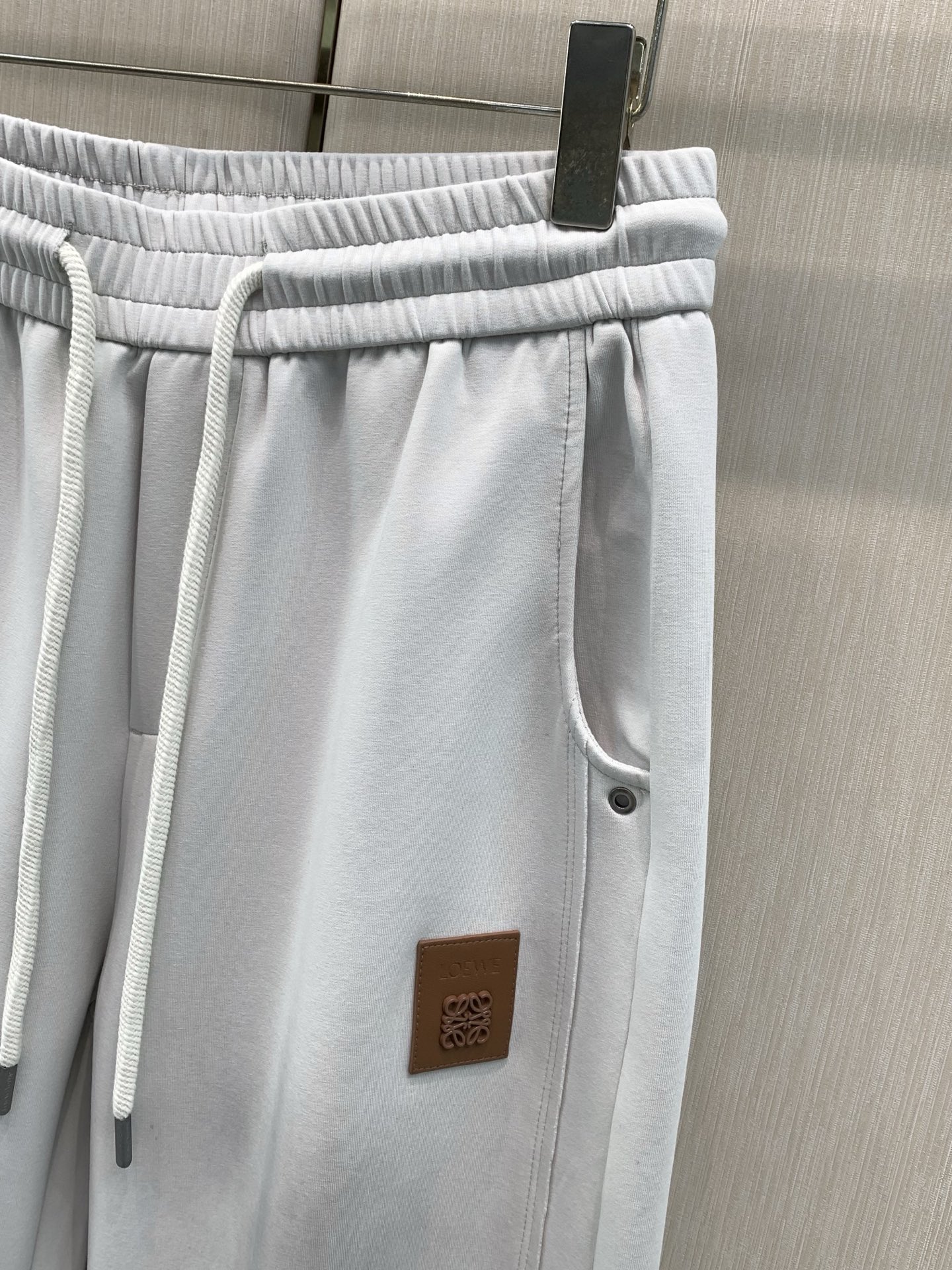 ，Loewe罗意威，2026春秋新品，专柜同步有售，原单狠货，时尚休闲裤，采用进口原版面料，顶级印花工艺字母图案logo