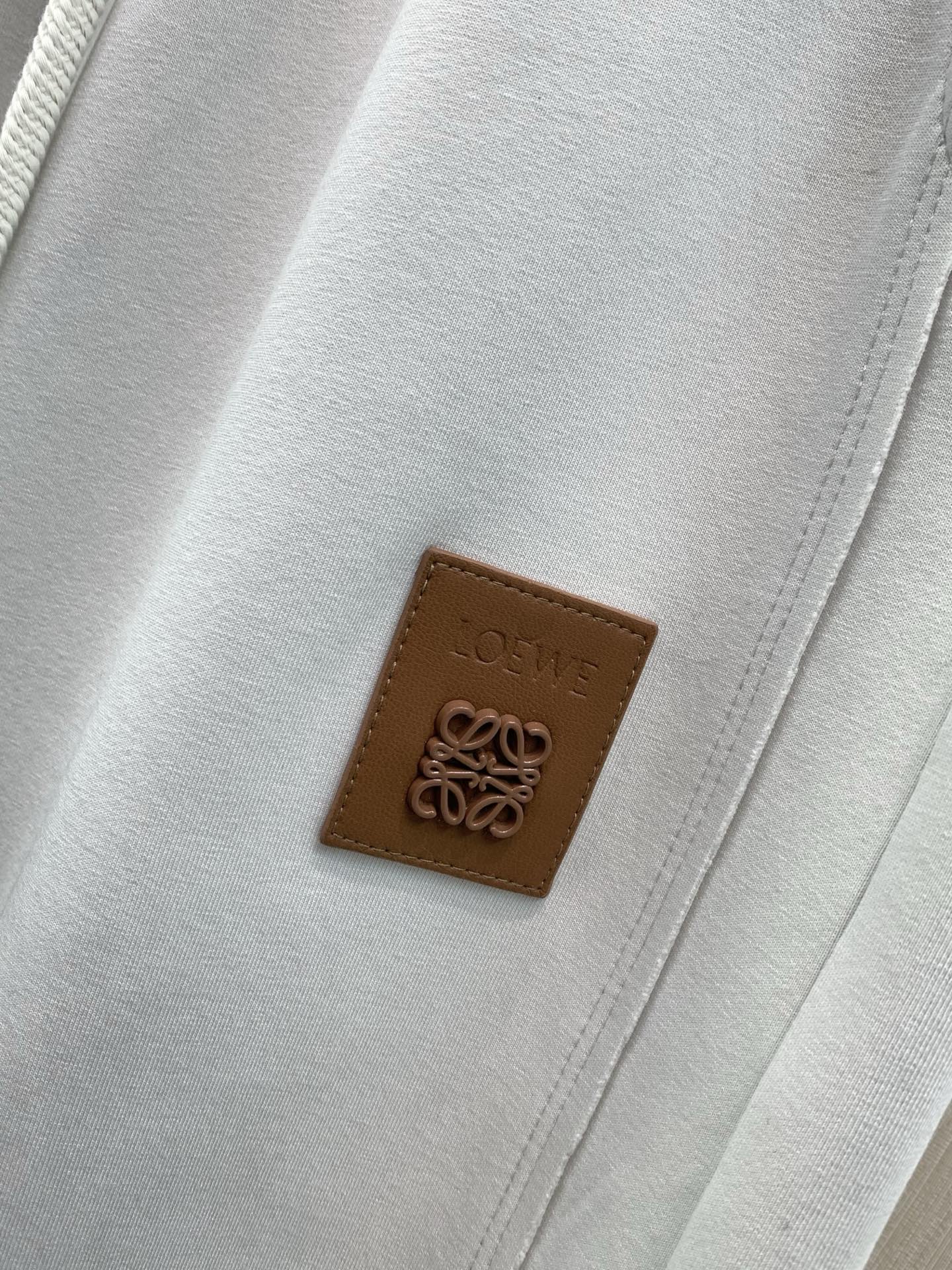 ，Loewe罗意威，2026春秋新品，专柜同步有售，原单狠货，时尚休闲裤，采用进口原版面料，顶级印花工艺字母图案logo