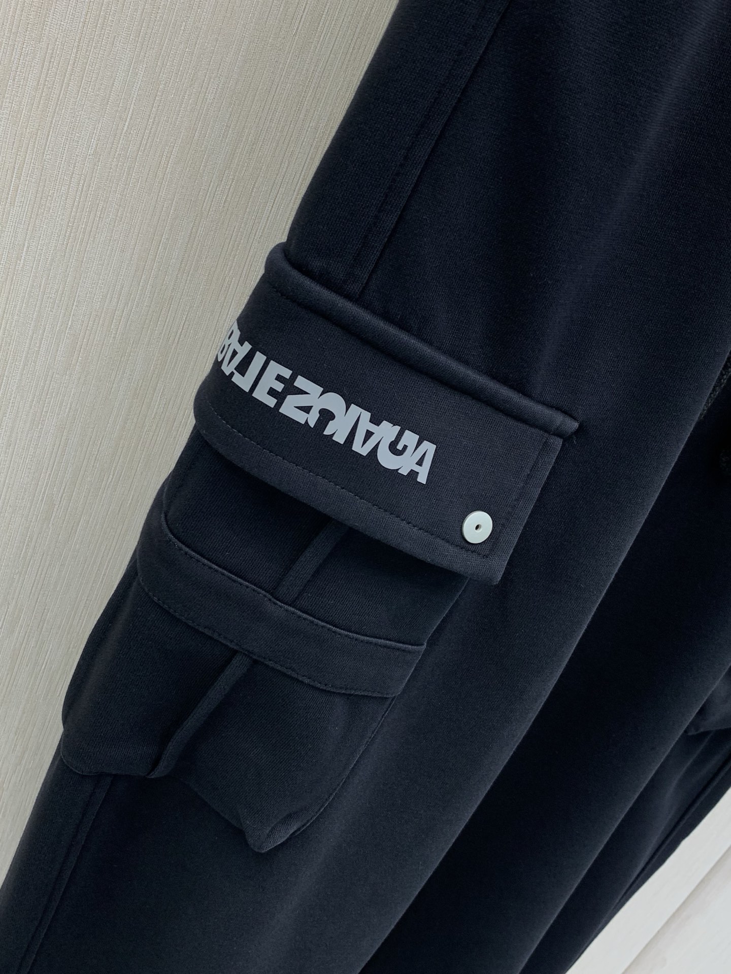 ，Balenciaga 巴黎世家，2026春秋最新品，专柜同步有售，原单狠货，时尚休闲裤，进口原版面料，舒适有弹性，顶级