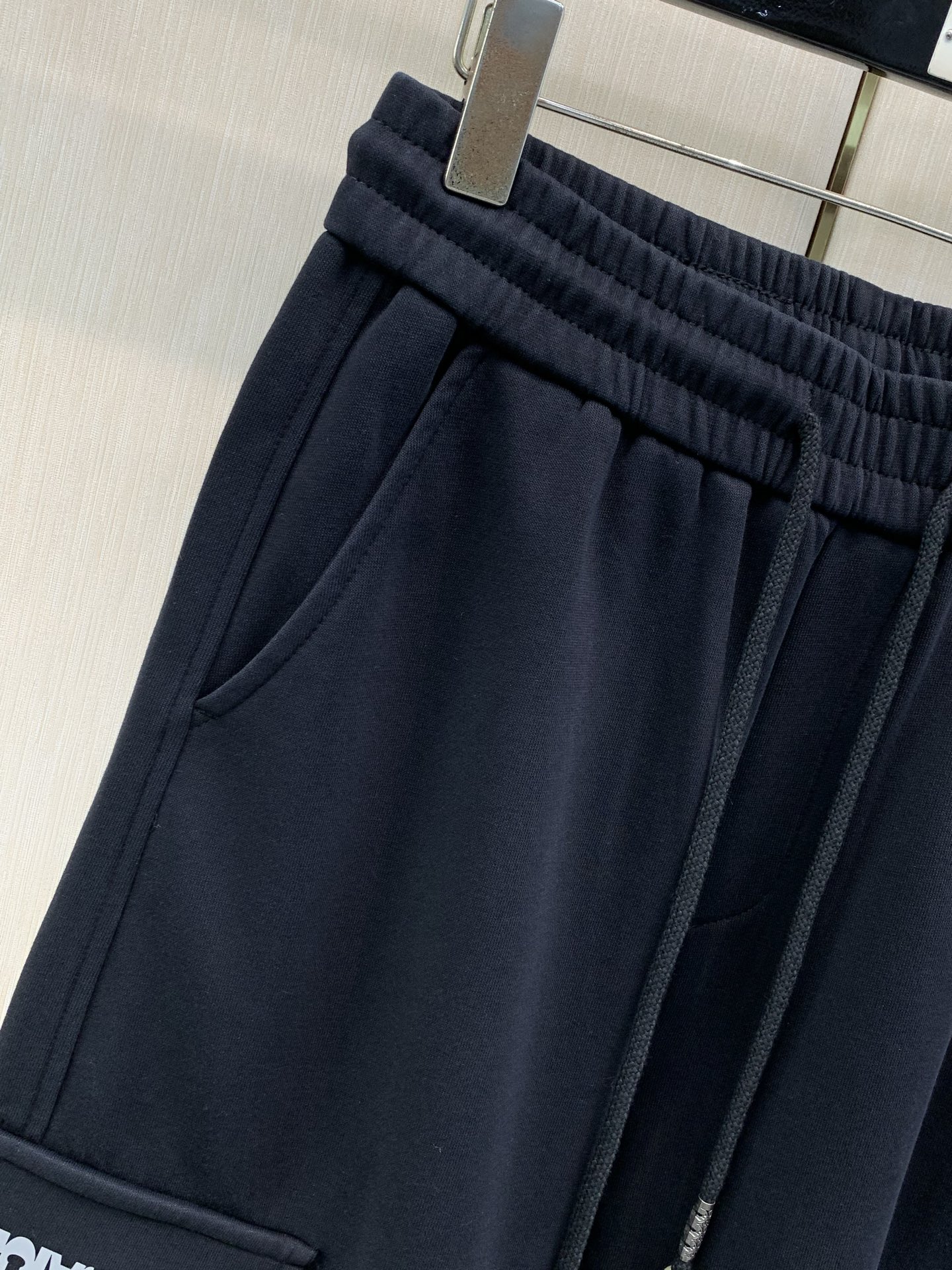 ，Balenciaga 巴黎世家，2026春秋最新品，专柜同步有售，原单狠货，时尚休闲裤，进口原版面料，舒适有弹性，顶级