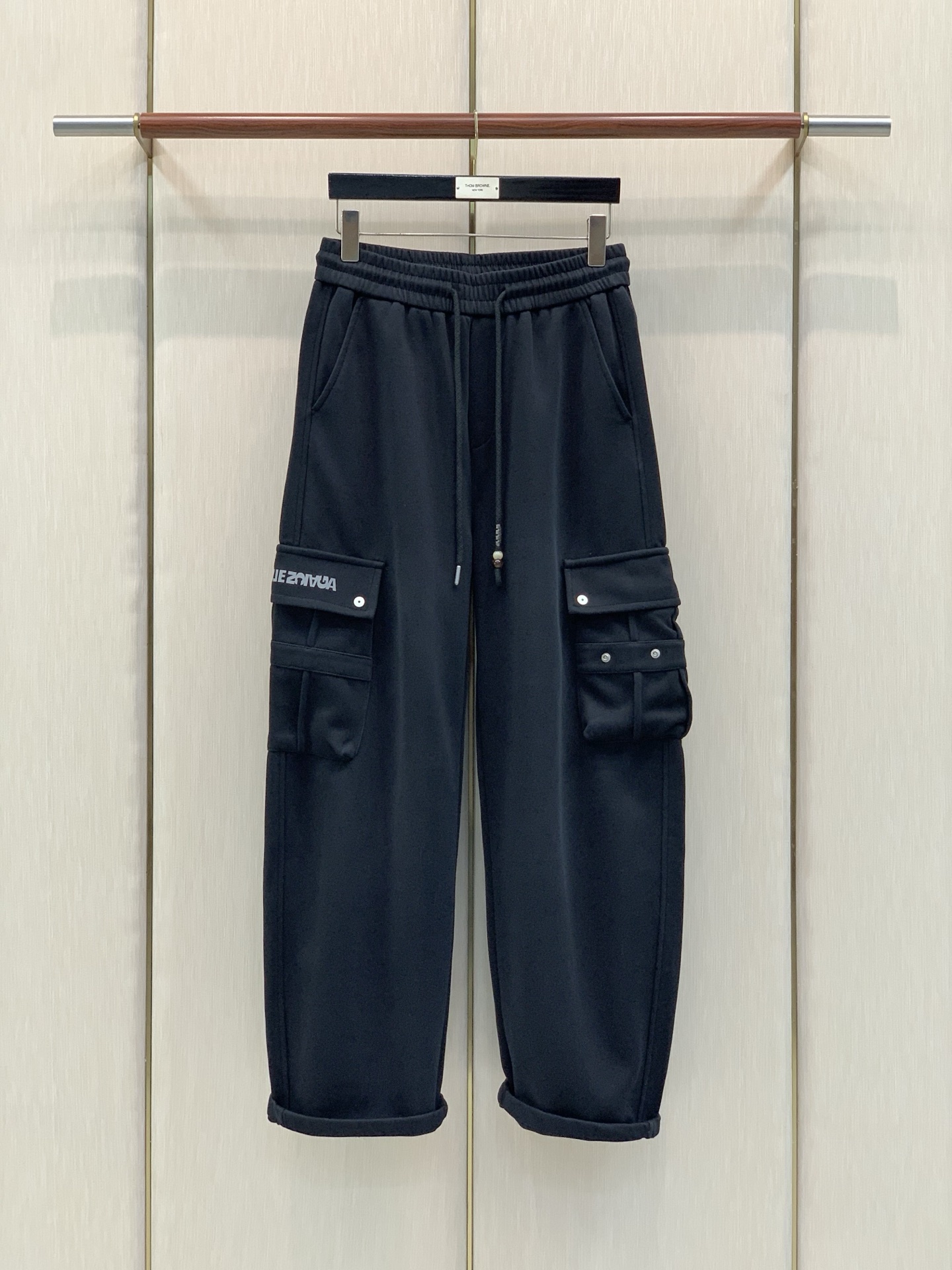 ,Balenciaga 巴黎世家,2026春秋最新品,专柜同步有售,原单狠货,时尚休闲裤,进口原版面料,舒适有弹性,顶级 ,Balenciaga 巴黎世家,2026春秋最新品,专柜同步有售,原单狠货,时尚休闲裤,进口原版面料,舒适有弹性,顶级