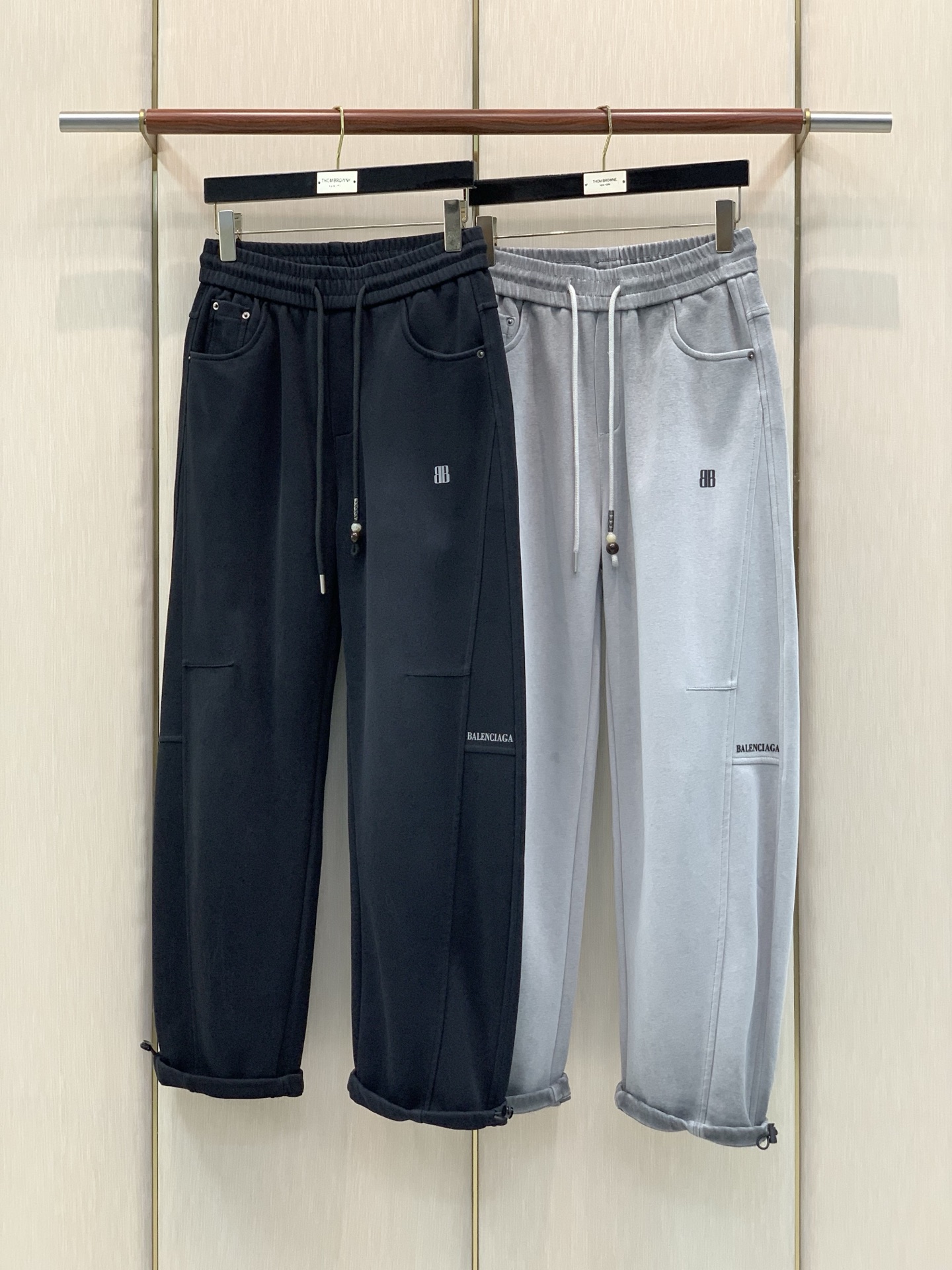 ，Balenciaga 巴黎世家，2026春秋最新品，专柜同步有售，原单狠货，时尚休闲裤，进口原版面料，舒适有弹性，顶级