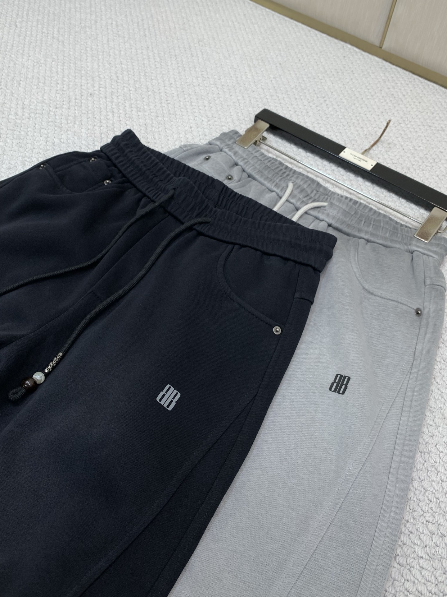 ，Balenciaga 巴黎世家，2026春秋最新品，专柜同步有售，原单狠货，时尚休闲裤，进口原版面料，舒适有弹性，顶级