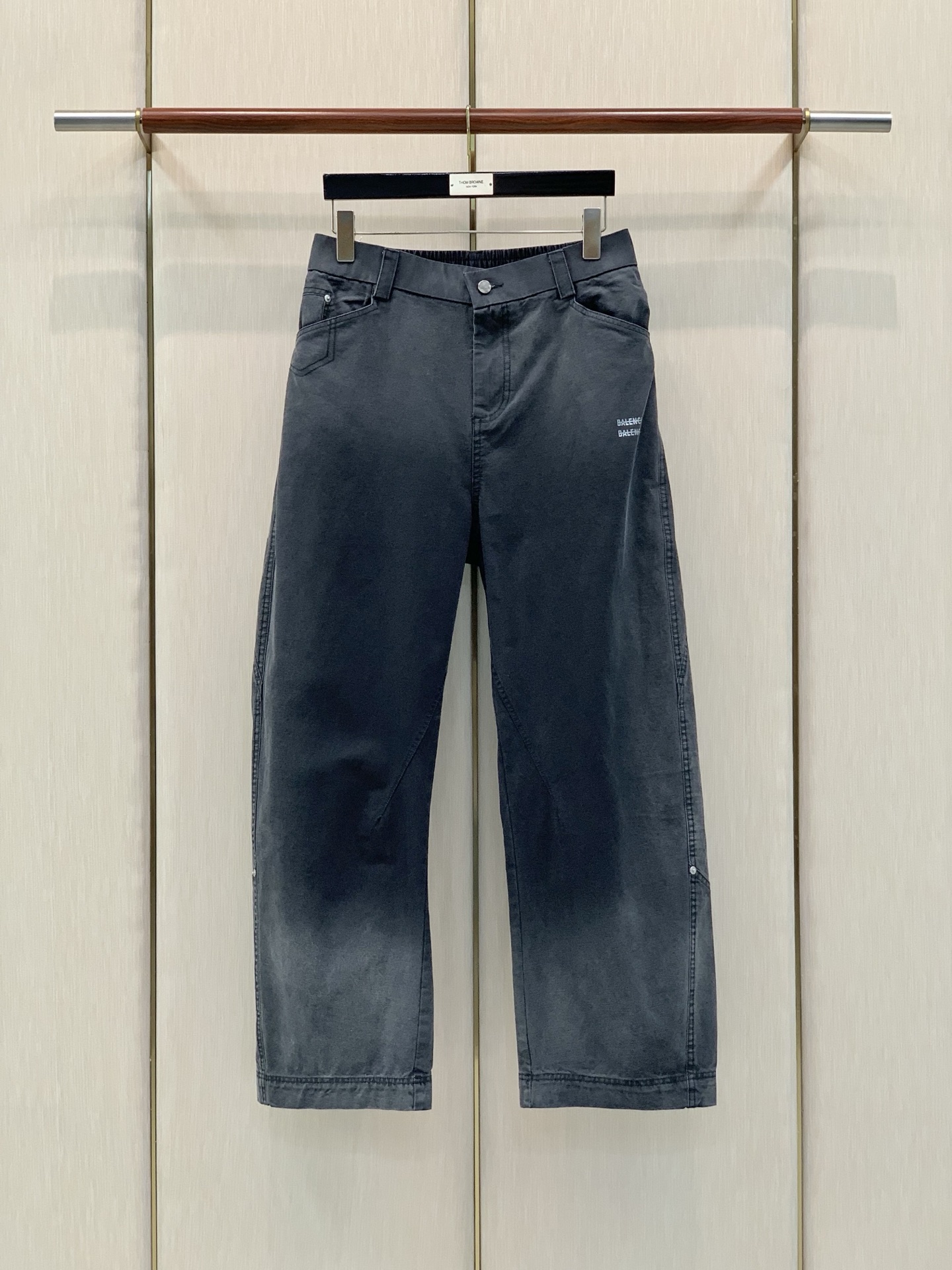 ,Balenciaga 巴黎世家,2026春秋最新品,专柜同步有售,原单狠货,时尚休闲裤,进口原版面料,舒适有弹性,顶级 ,Balenciaga 巴黎世家,2026春秋最新品,专柜同步有售,原单狠货,时尚休闲裤,进口原版面料,舒适有弹性,顶级