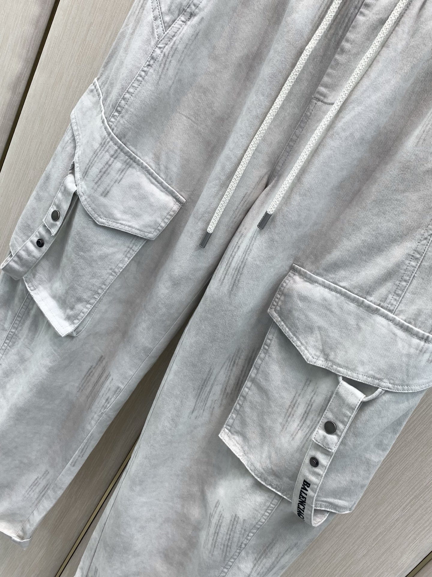 ，Balenciaga 巴黎世家，2026春秋最新品，专柜同步有售，原单狠货，时尚休闲裤，进口原版面料，舒适有弹性，顶级