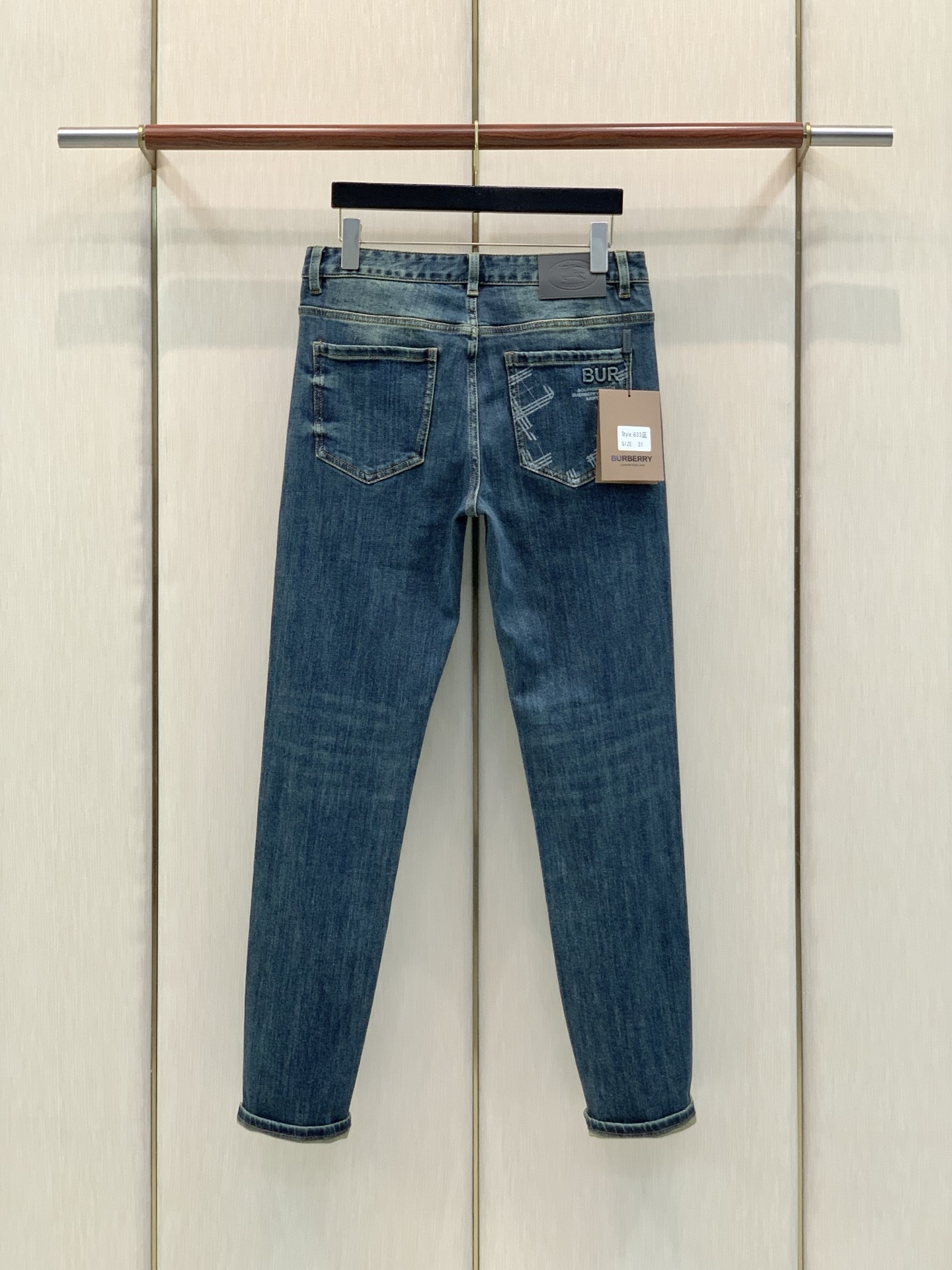 ，Burberry 巴宝莉，2026春秋最新品，专柜同步有售，原单狠货，时尚休闲水洗牛仔裤，进口原版面料，上身舒适透气，