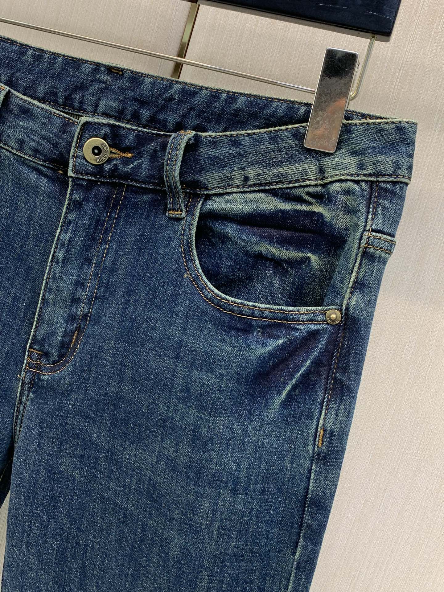，Burberry 巴宝莉，2026春秋最新品，专柜同步有售，原单狠货，时尚休闲水洗牛仔裤，进口原版面料，上身舒适透气，
