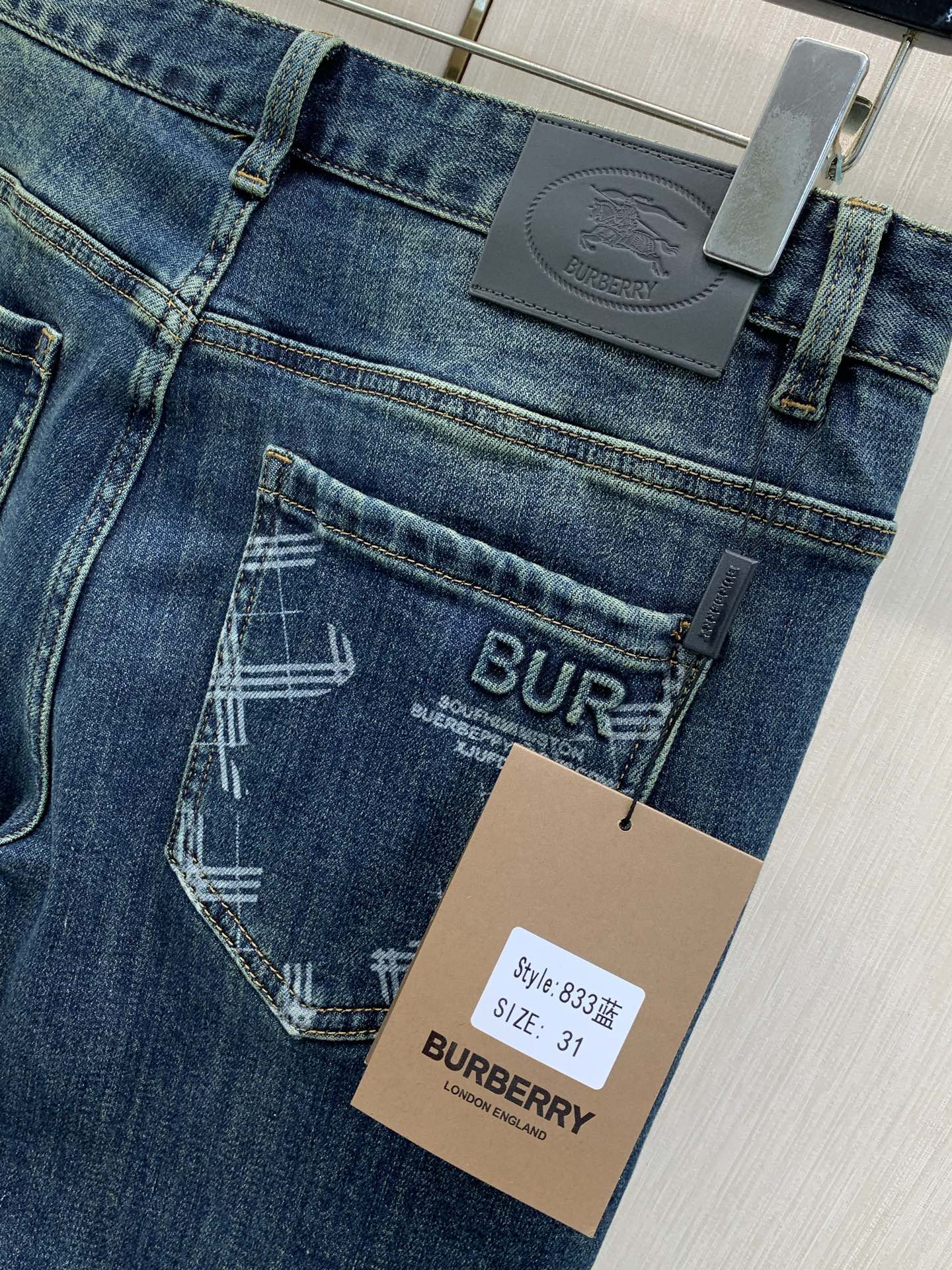，Burberry 巴宝莉，2026春秋最新品，专柜同步有售，原单狠货，时尚休闲水洗牛仔裤，进口原版面料，上身舒适透气，