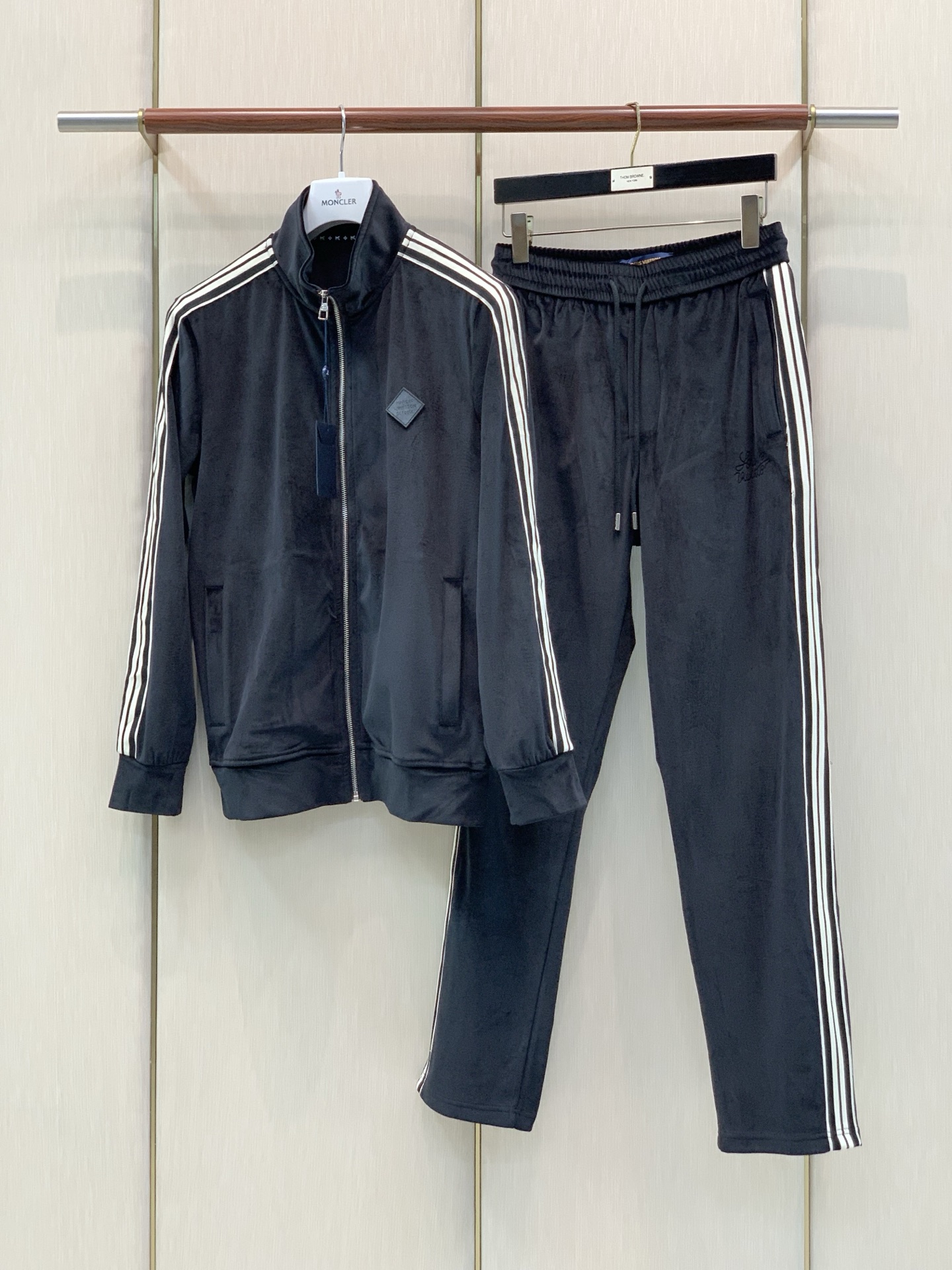 衣服，裤子240，LouisVuitton 路易威登，2026秋季最新款，专柜同步有售，原单狠货，时尚休闲套装，上身很有