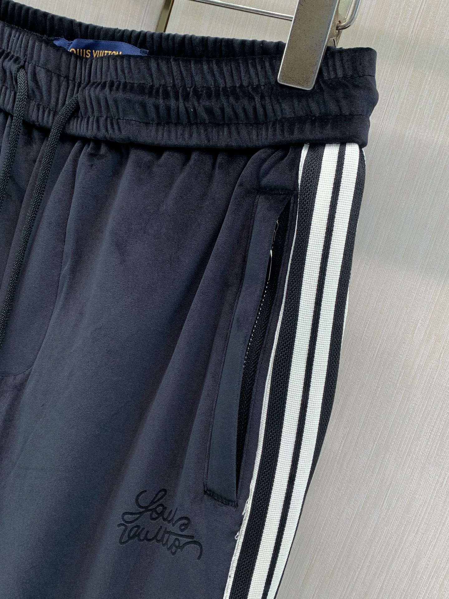 衣服，裤子240，LouisVuitton 路易威登，2026秋季最新款，专柜同步有售，原单狠货，时尚休闲套装，上身很有