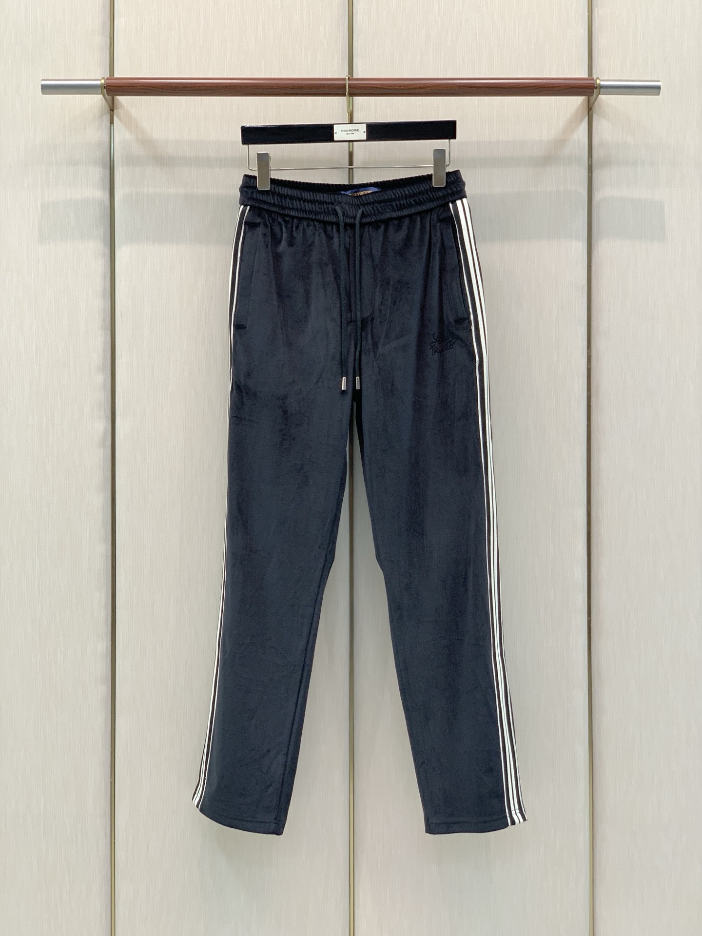 衣服，裤子240，LouisVuitton 路易威登，2026秋季最新款，专柜同步有售，原单狠货，时尚休闲套装，上身很有