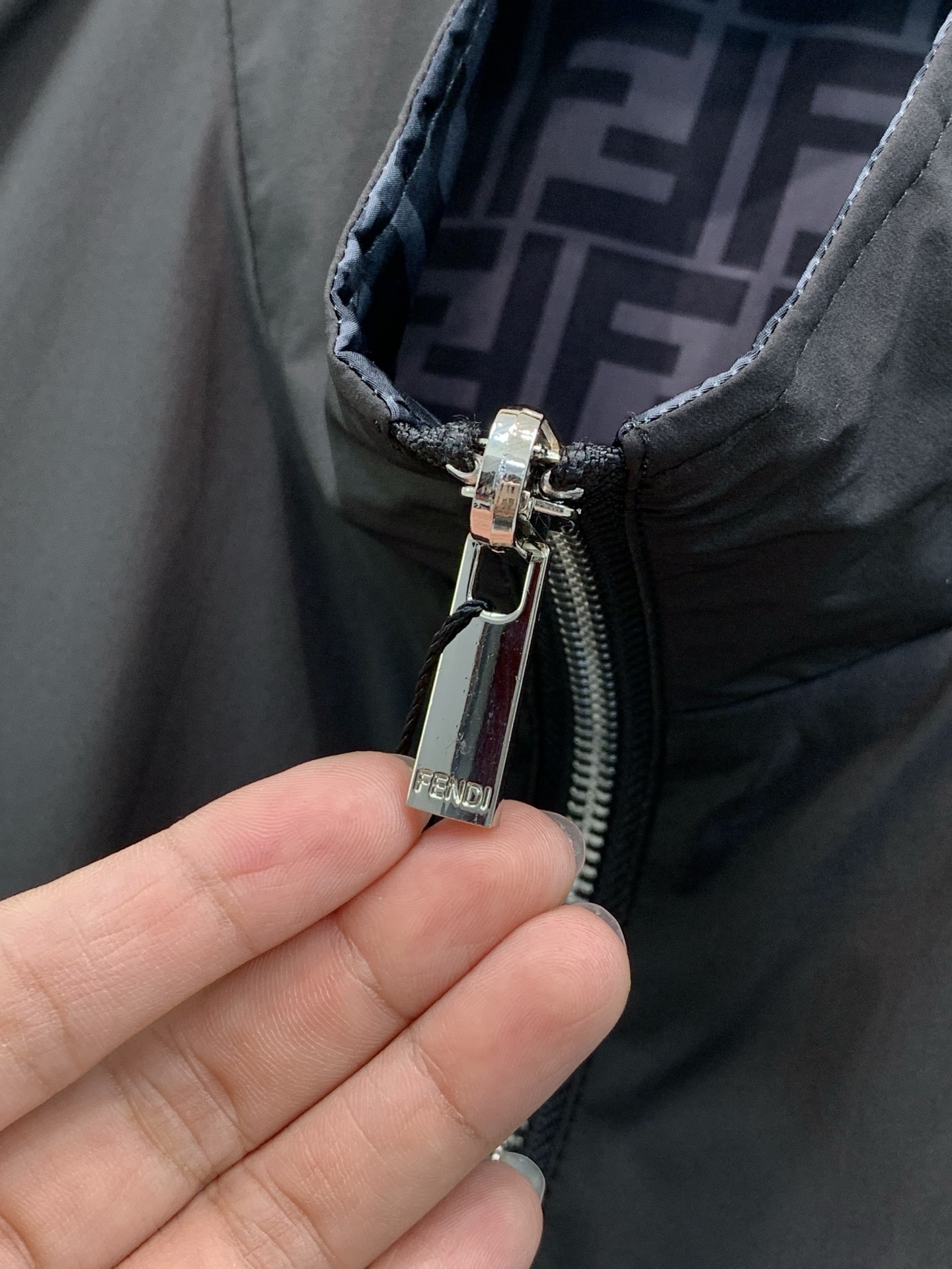 ，FENDI 芬迪，2026早秋最新品，专柜同步有售，原单狠货，时尚休闲两面穿马甲，进口原版面料，顶级印花工艺字母图案l