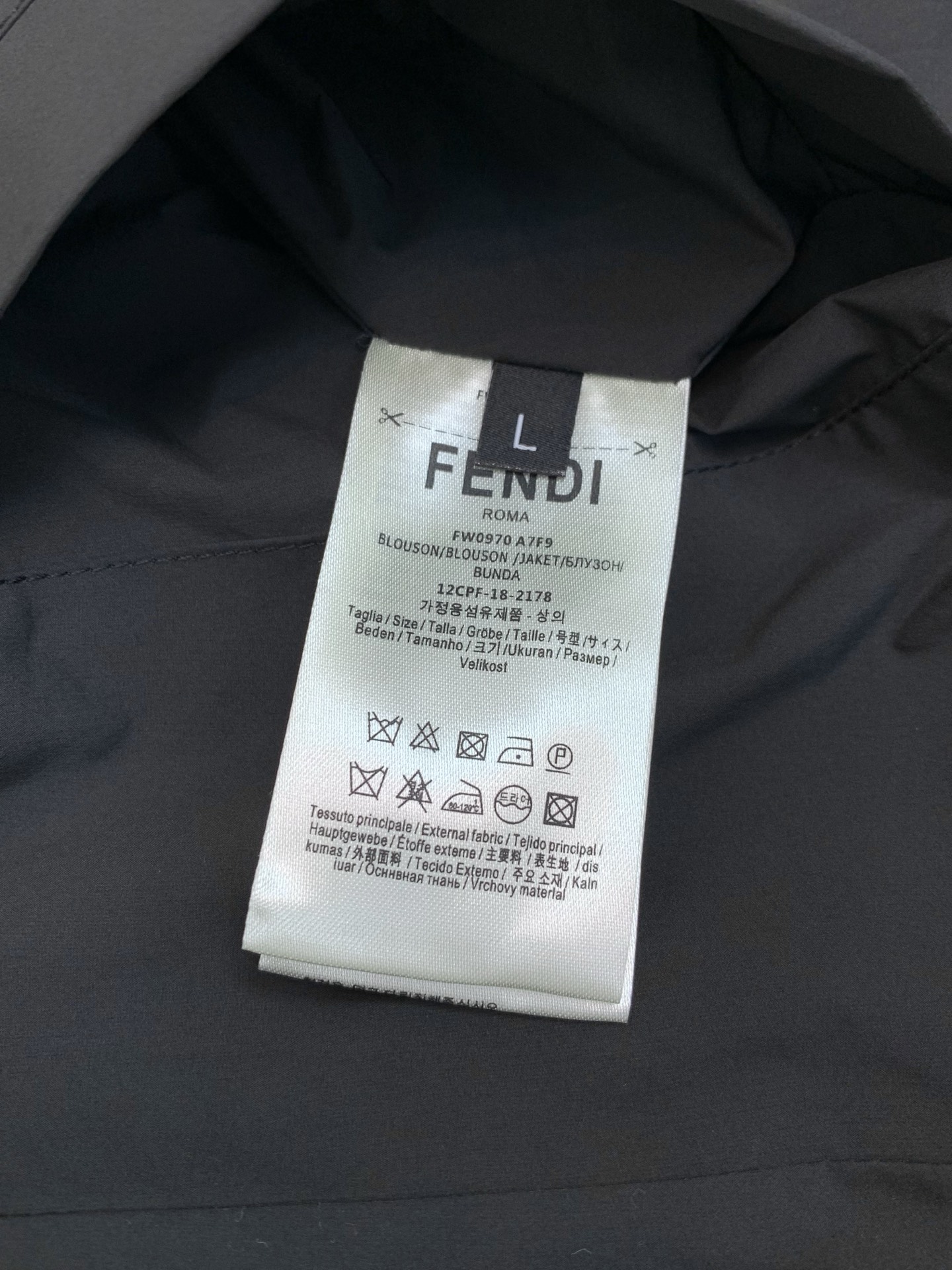 ，FENDI 芬迪，2026早秋最新品，专柜同步有售，原单狠货，时尚休闲两面穿马甲，进口原版面料，顶级印花工艺字母图案l
