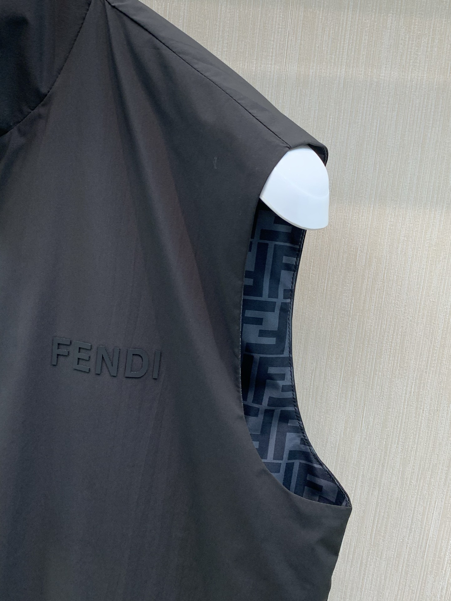 ，FENDI 芬迪，2026早秋最新品，专柜同步有售，原单狠货，时尚休闲两面穿马甲，进口原版面料，顶级印花工艺字母图案l